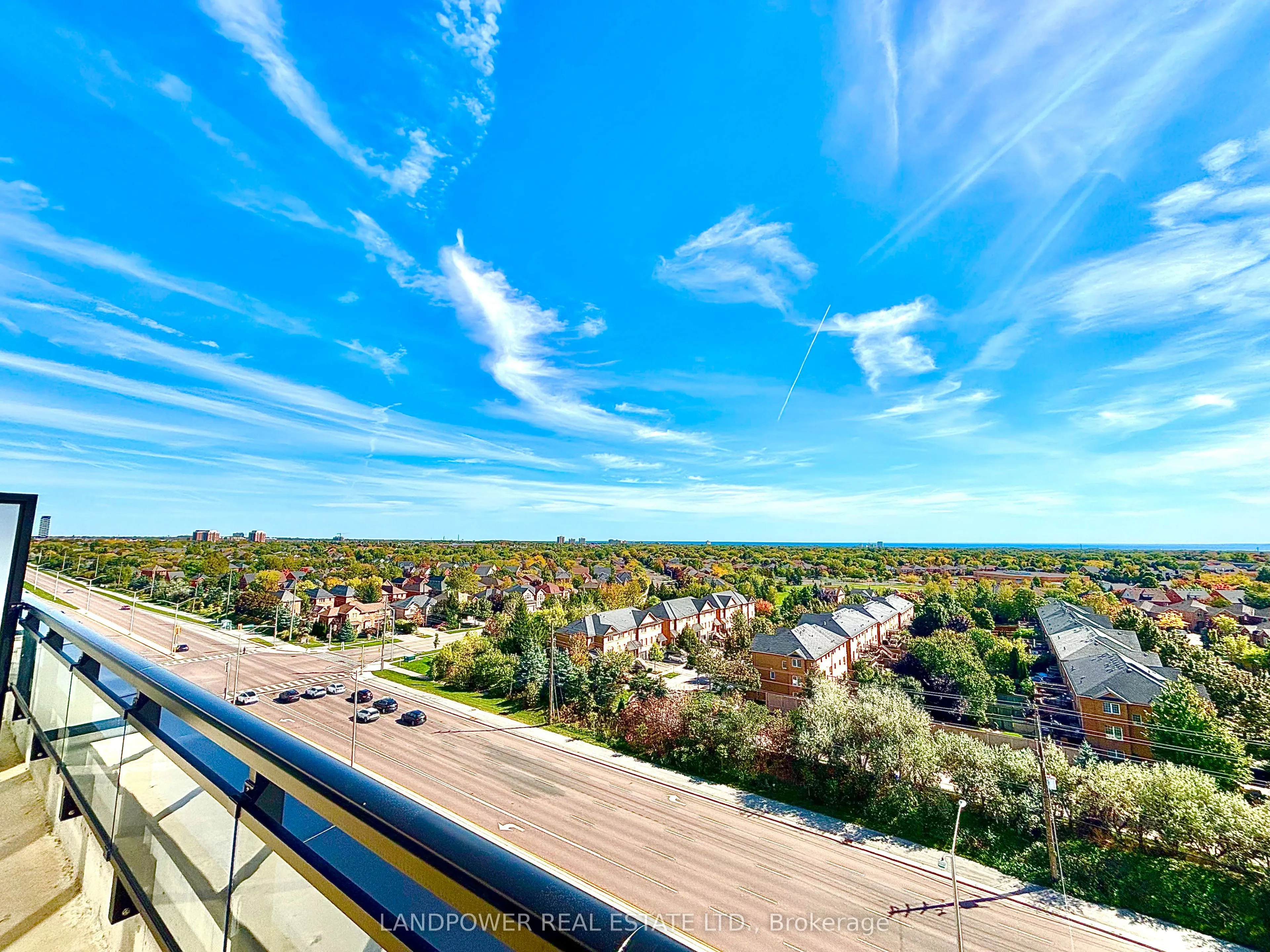 395 Dundas Street W, #813
