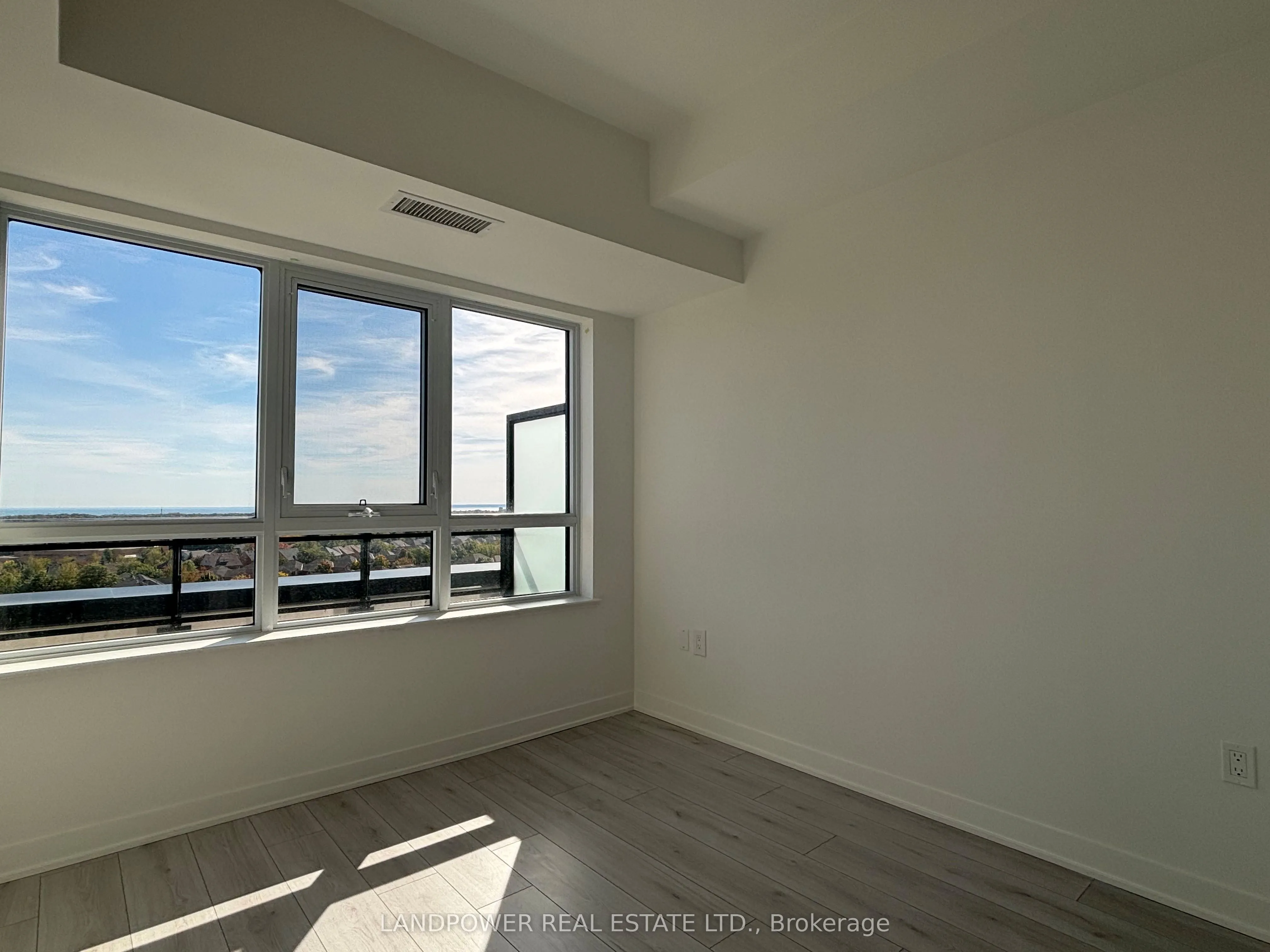 395 Dundas Street W, #813
