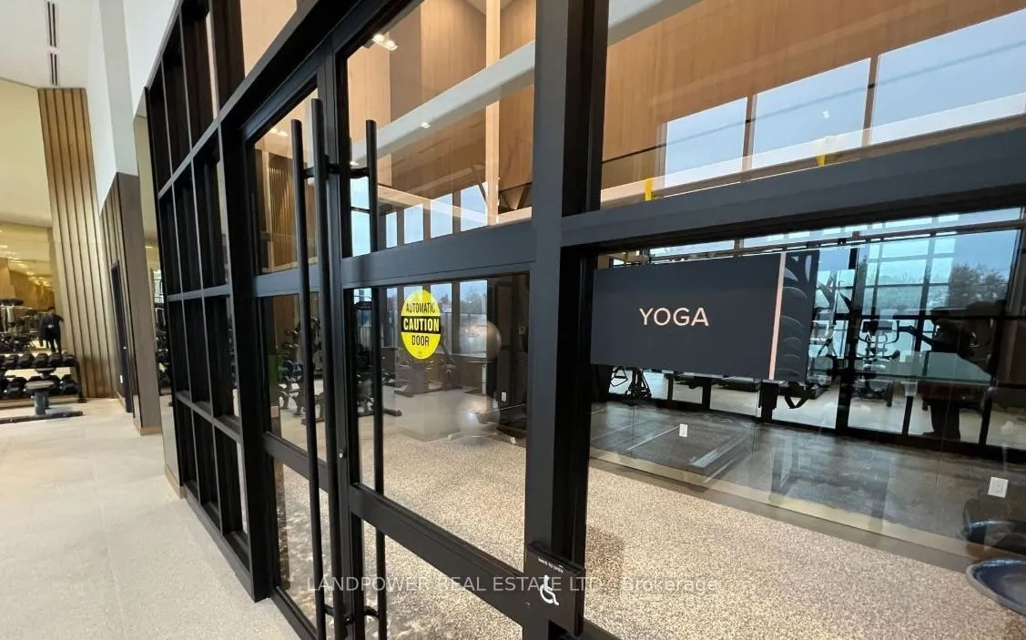 395 Dundas Street W, #813