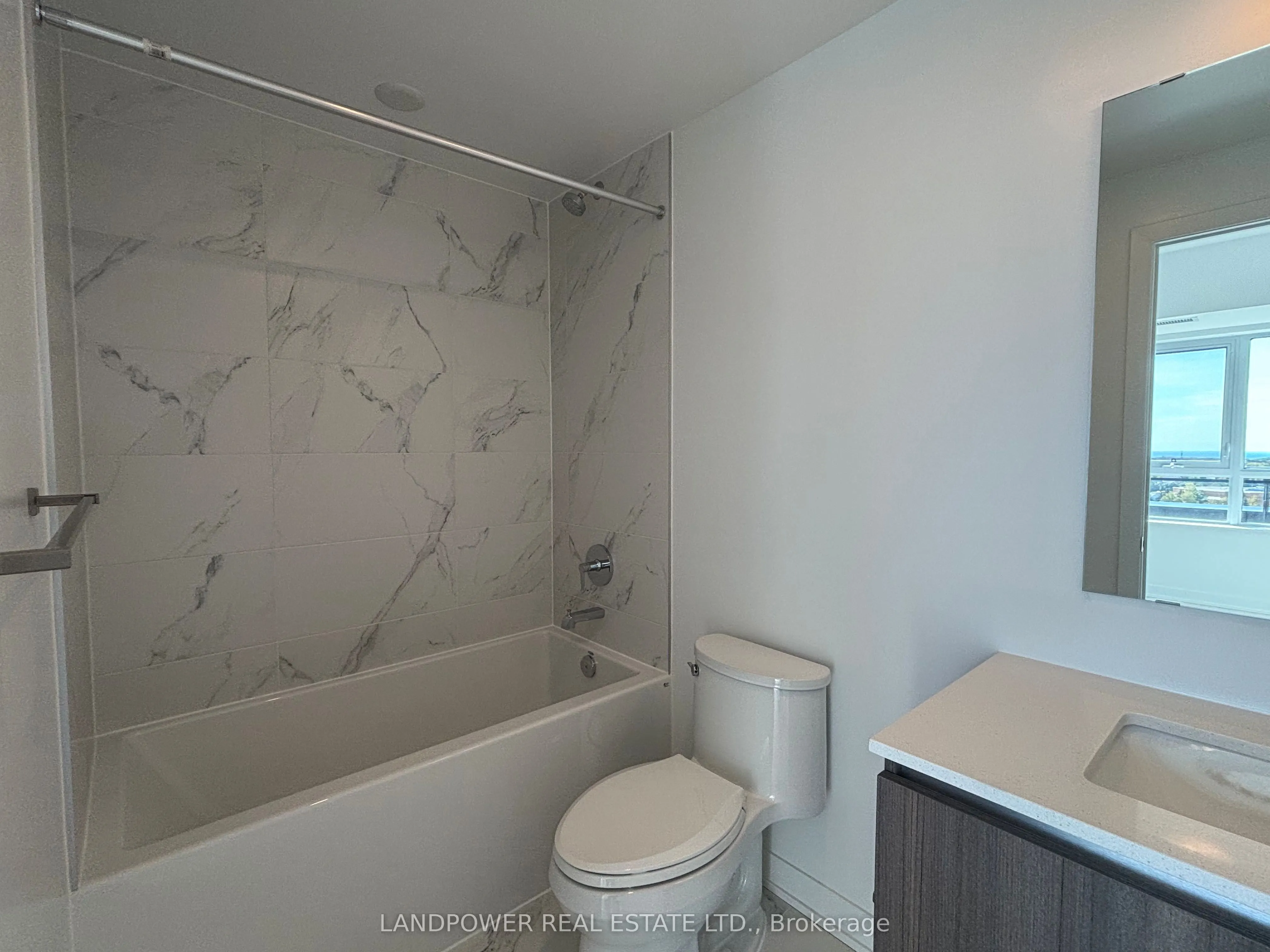 395 Dundas Street W, #813