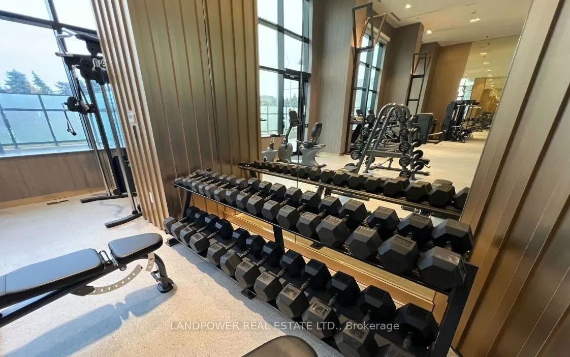 395 Dundas Street W, #813