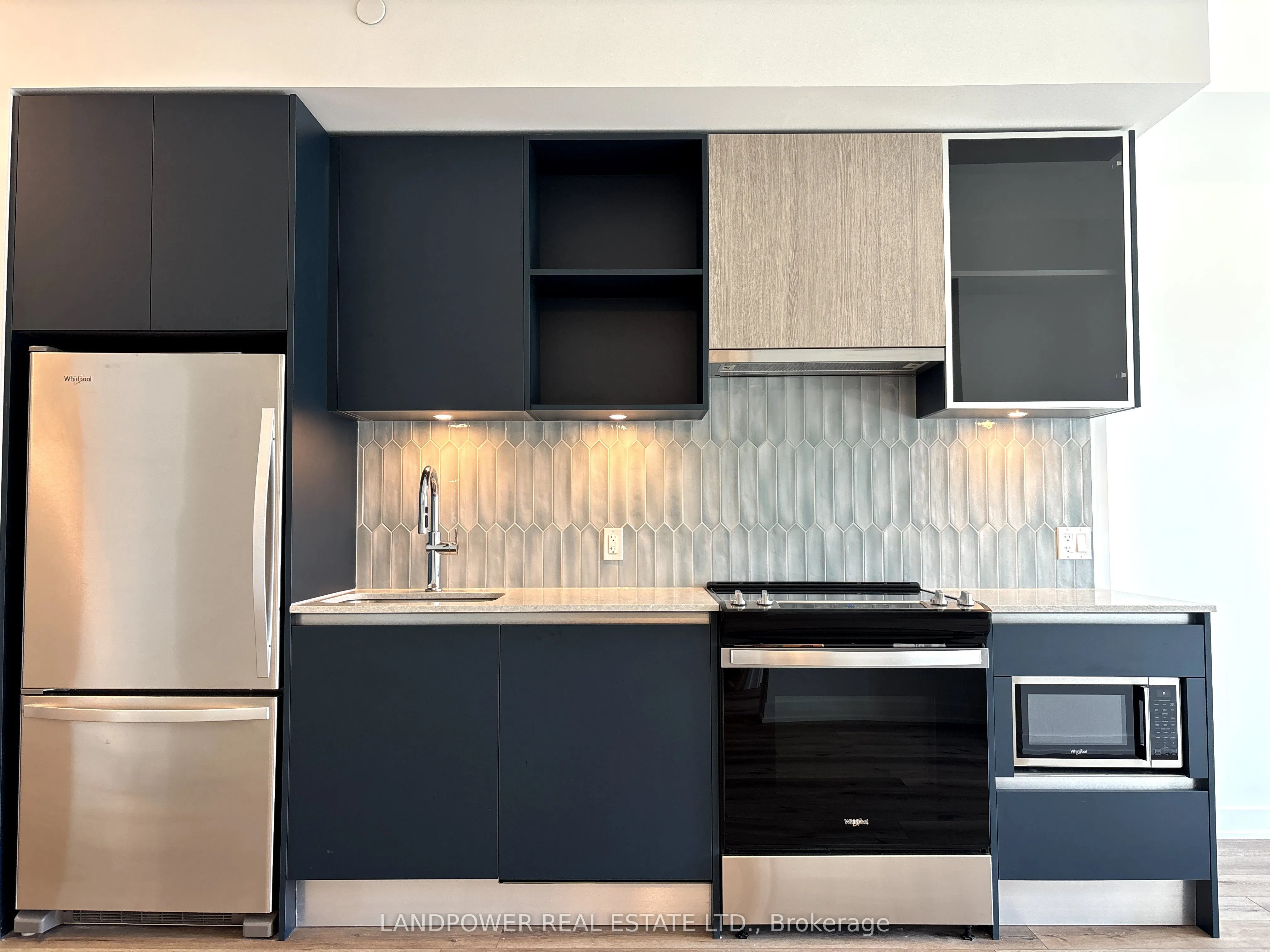 395 Dundas Street W, #725