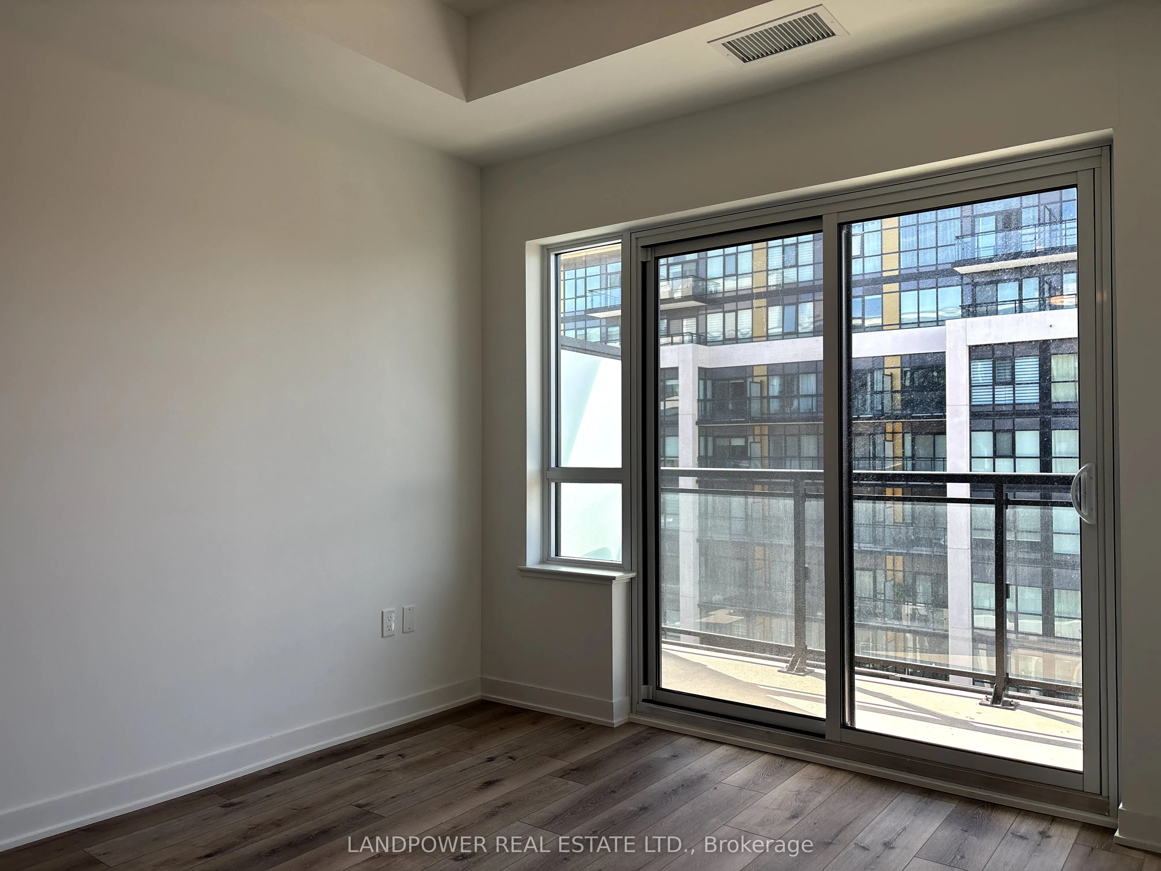 395 Dundas Street W, #725