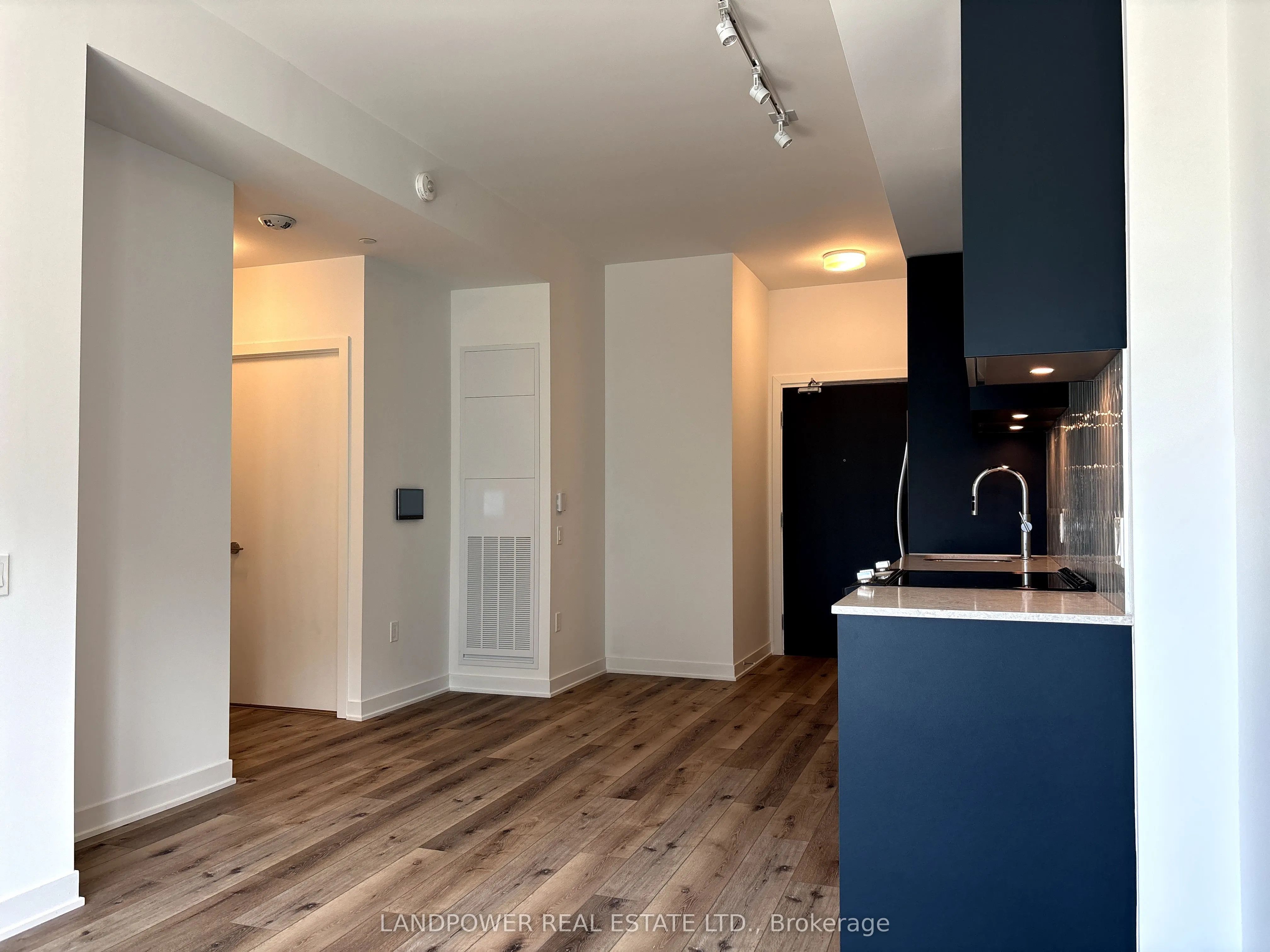 395 Dundas Street W, #725