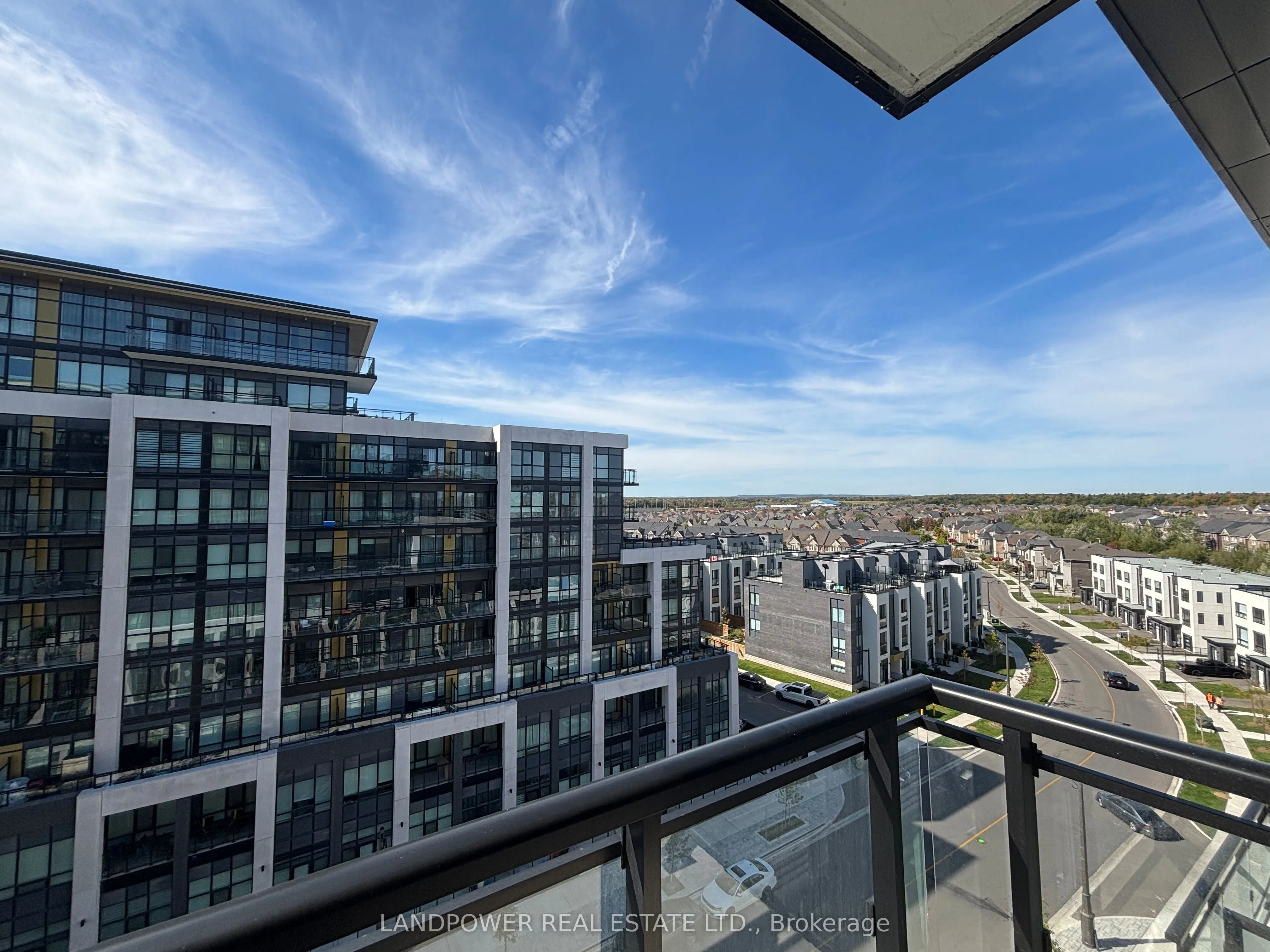 395 Dundas Street W, #725