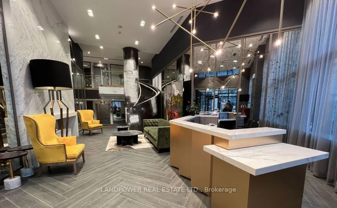 395 Dundas Street W, #725