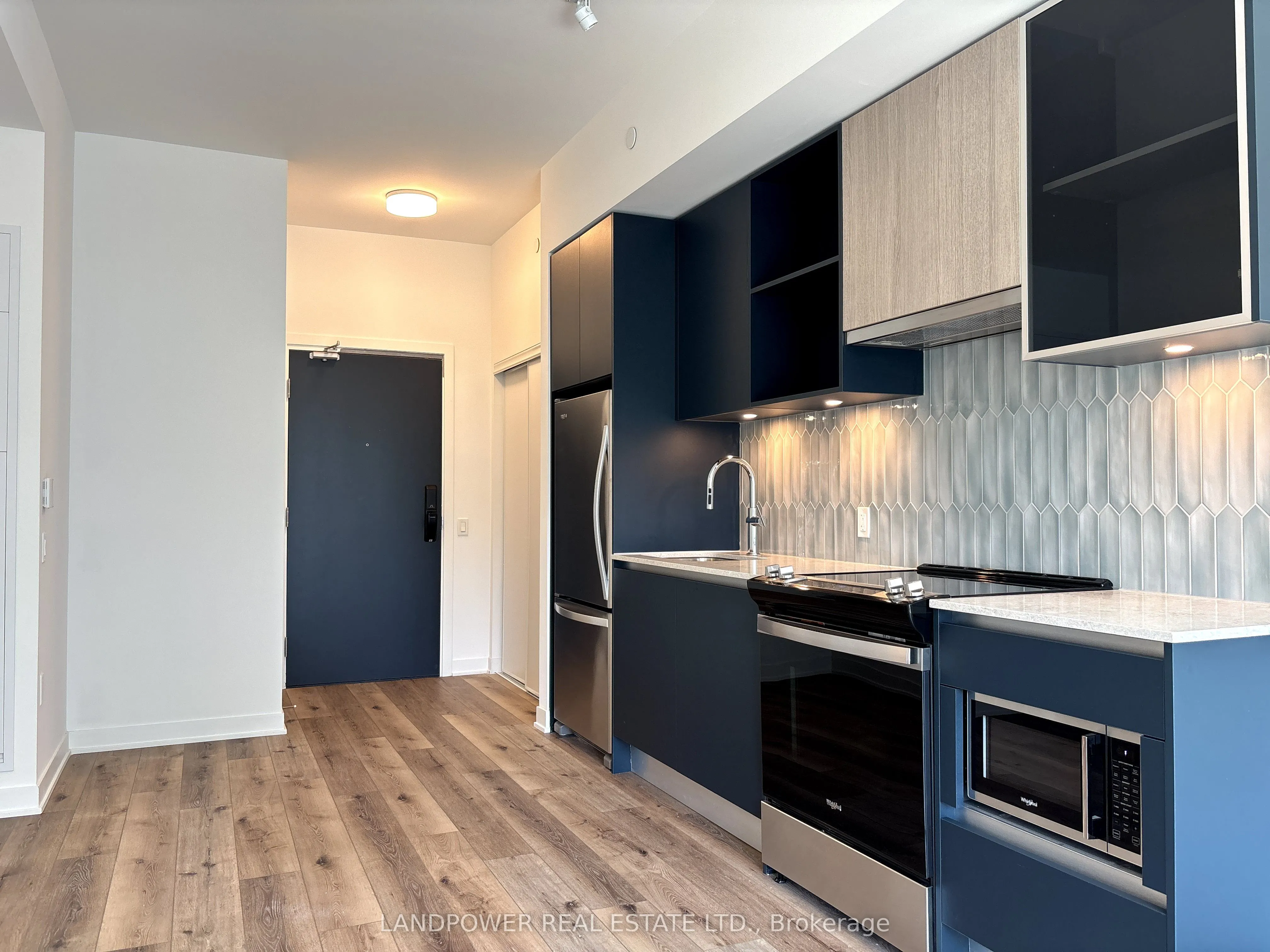 395 Dundas Street W, #725