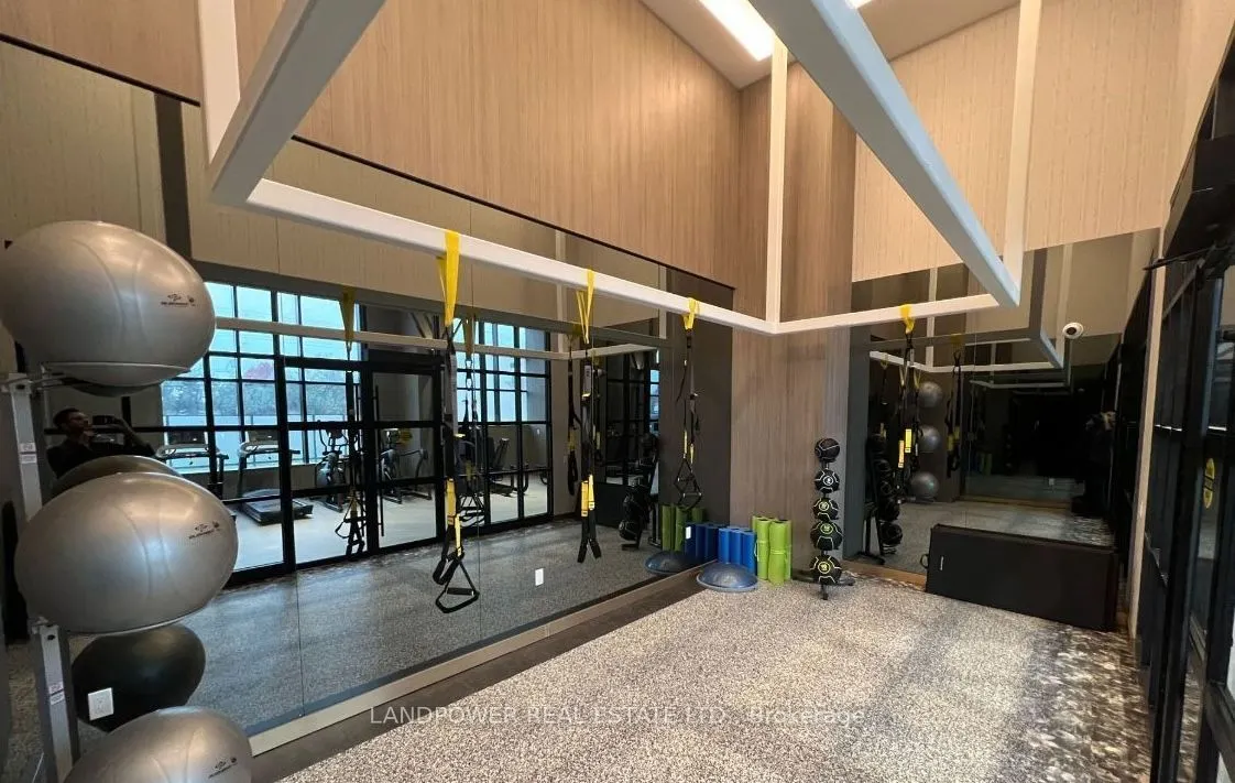 395 Dundas Street W, #725