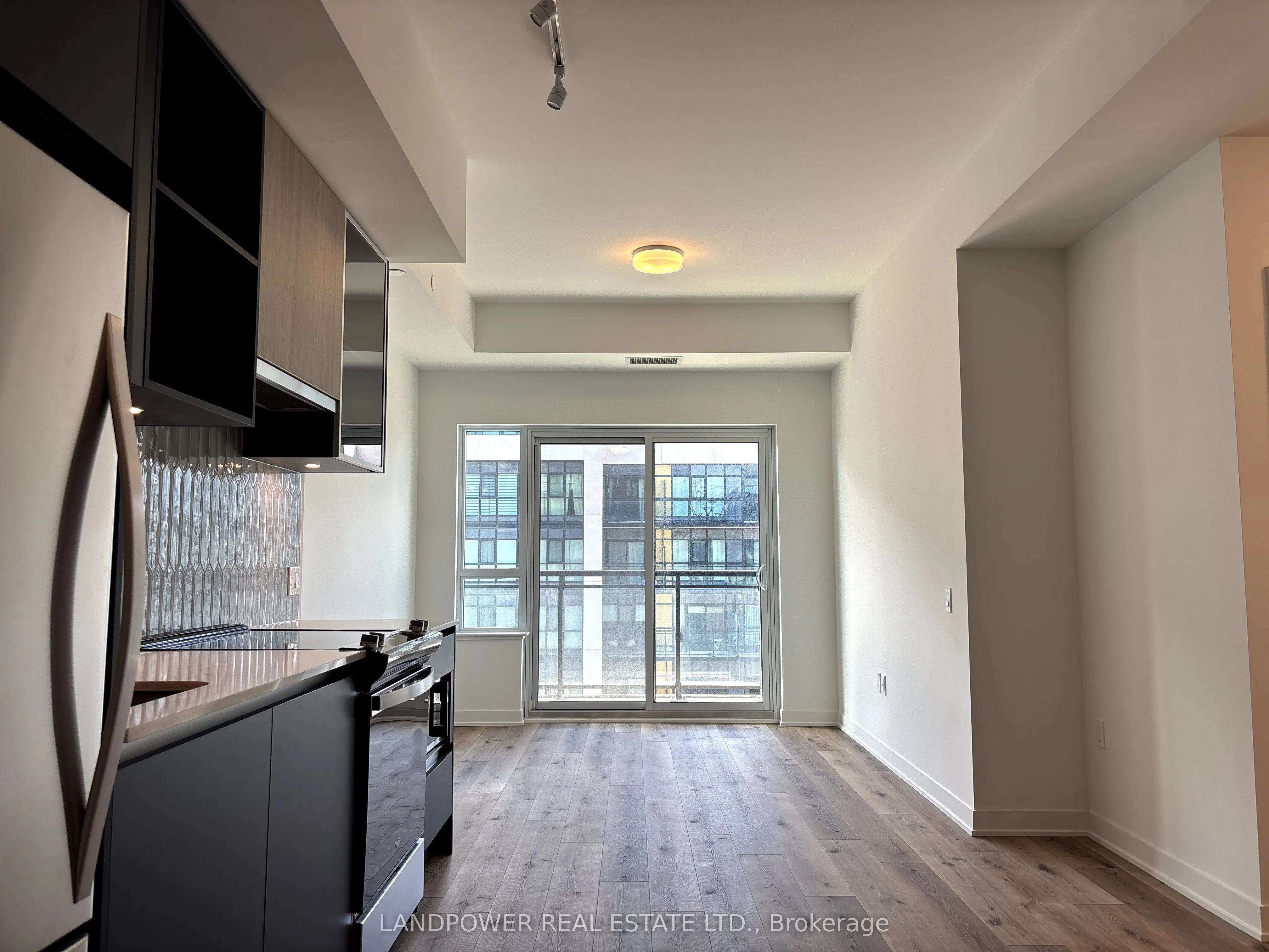 395 Dundas Street W, #725