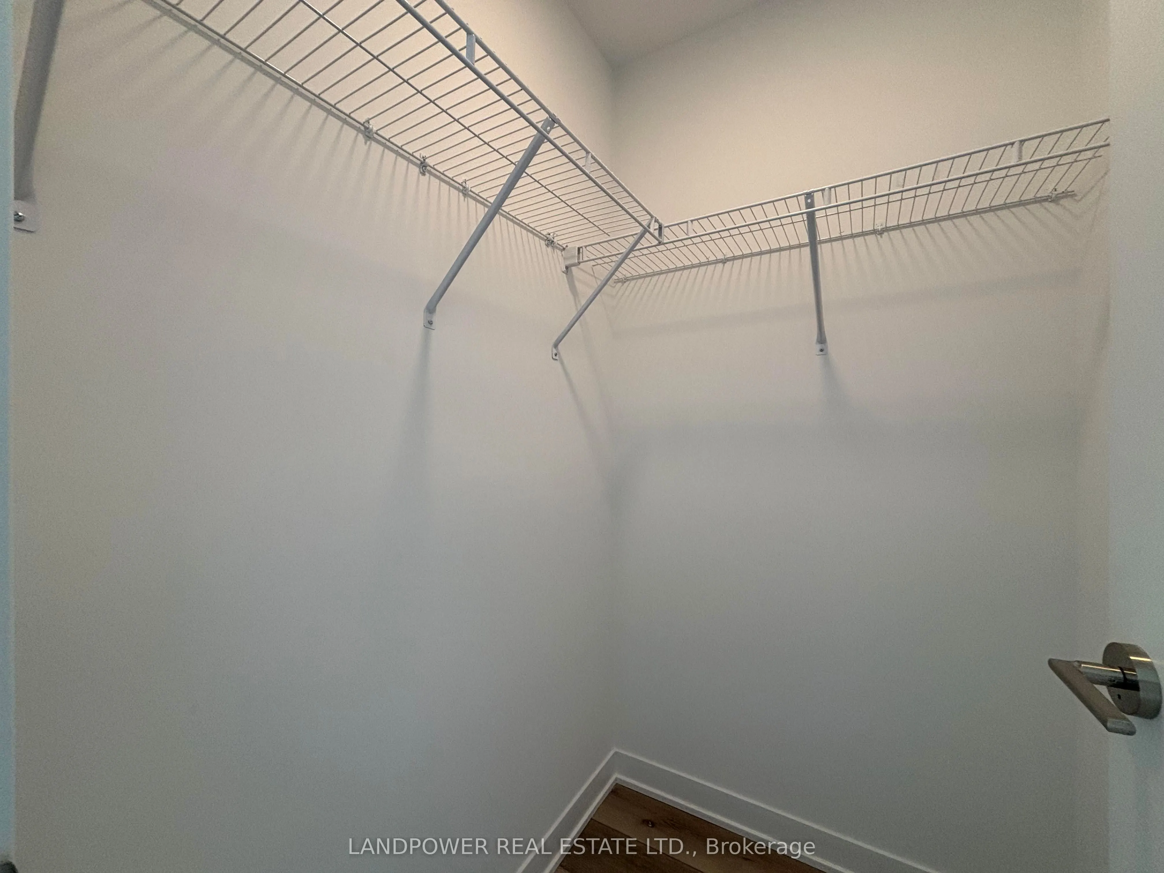 395 Dundas Street W, #725
