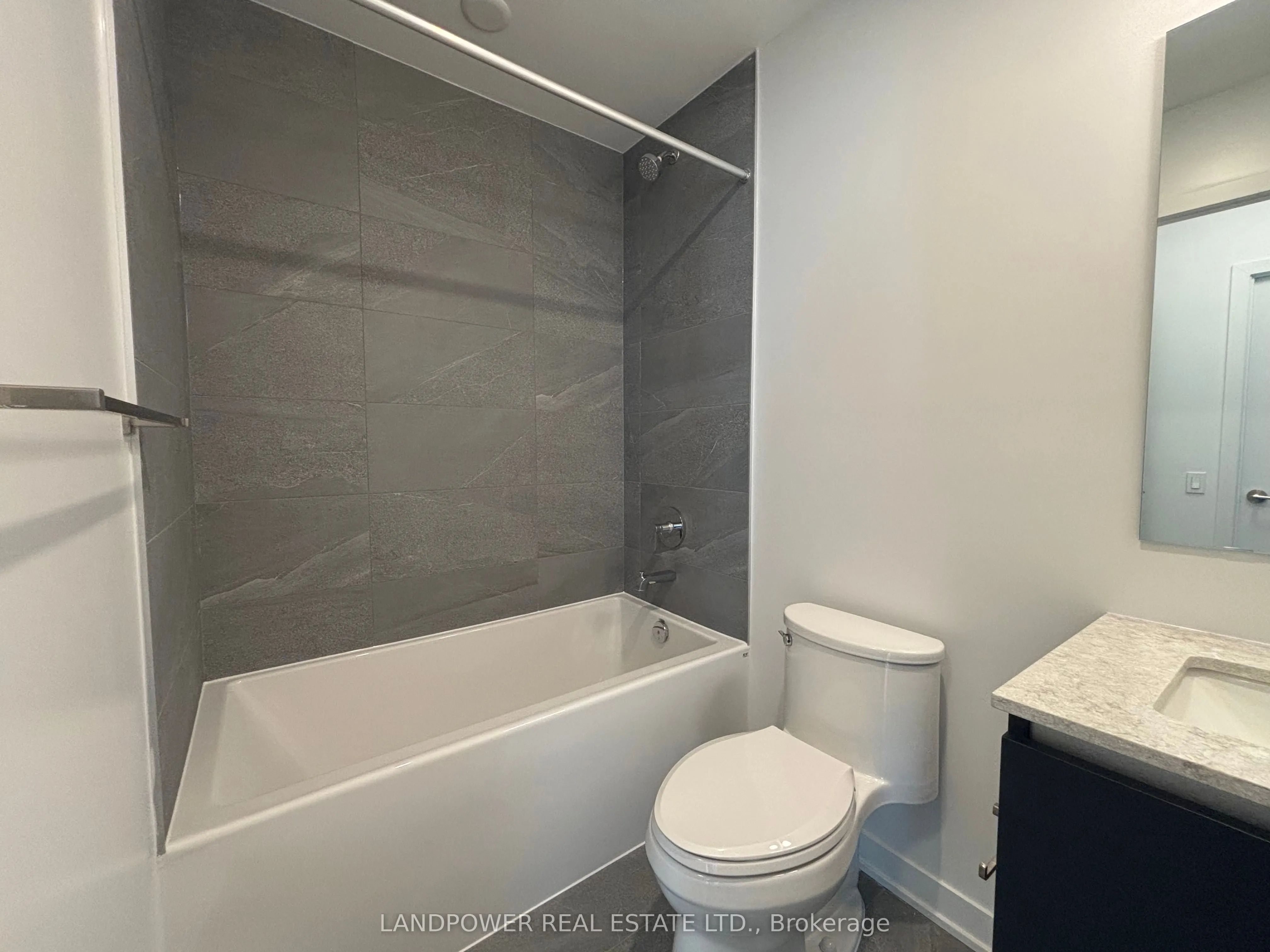 395 Dundas Street W, #725