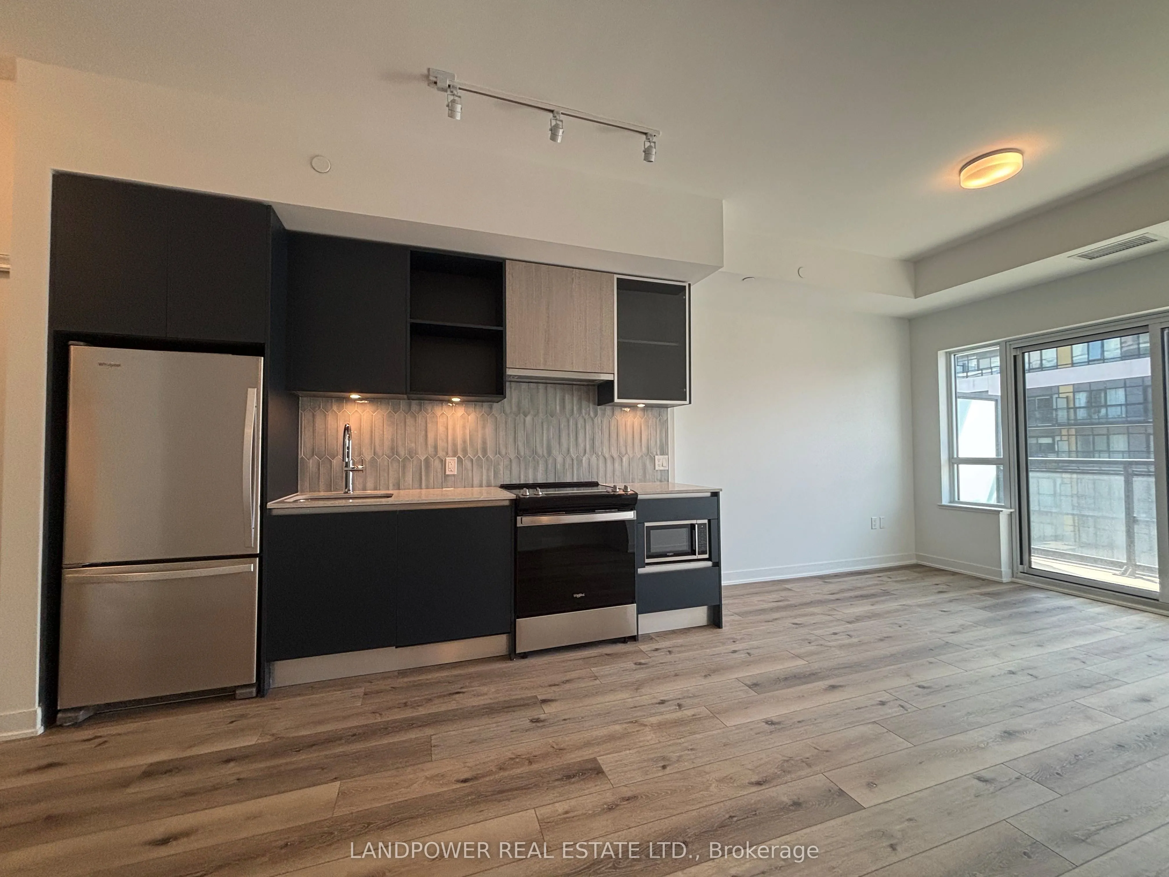 395 Dundas Street W, #725