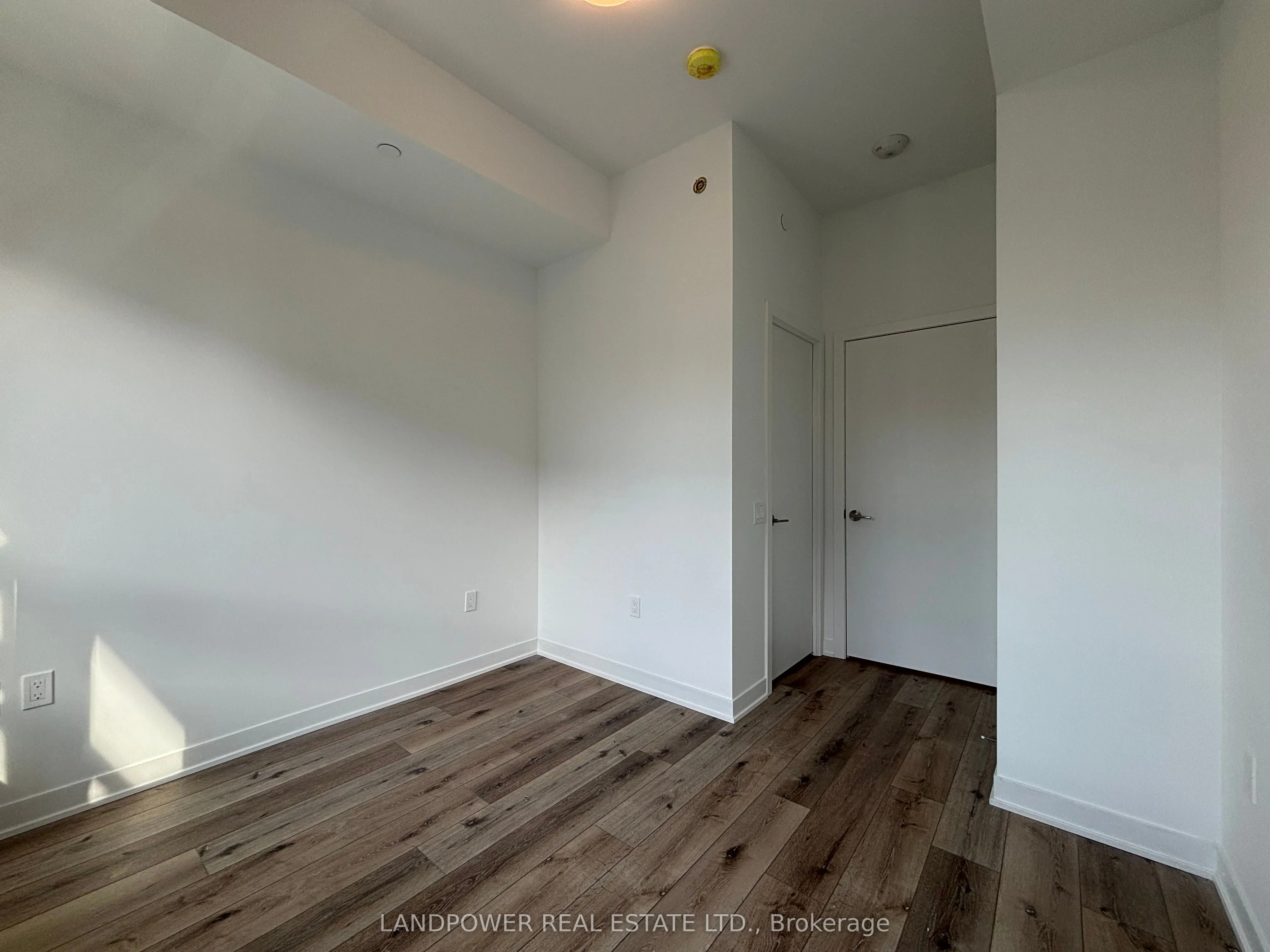 395 Dundas Street W, #725