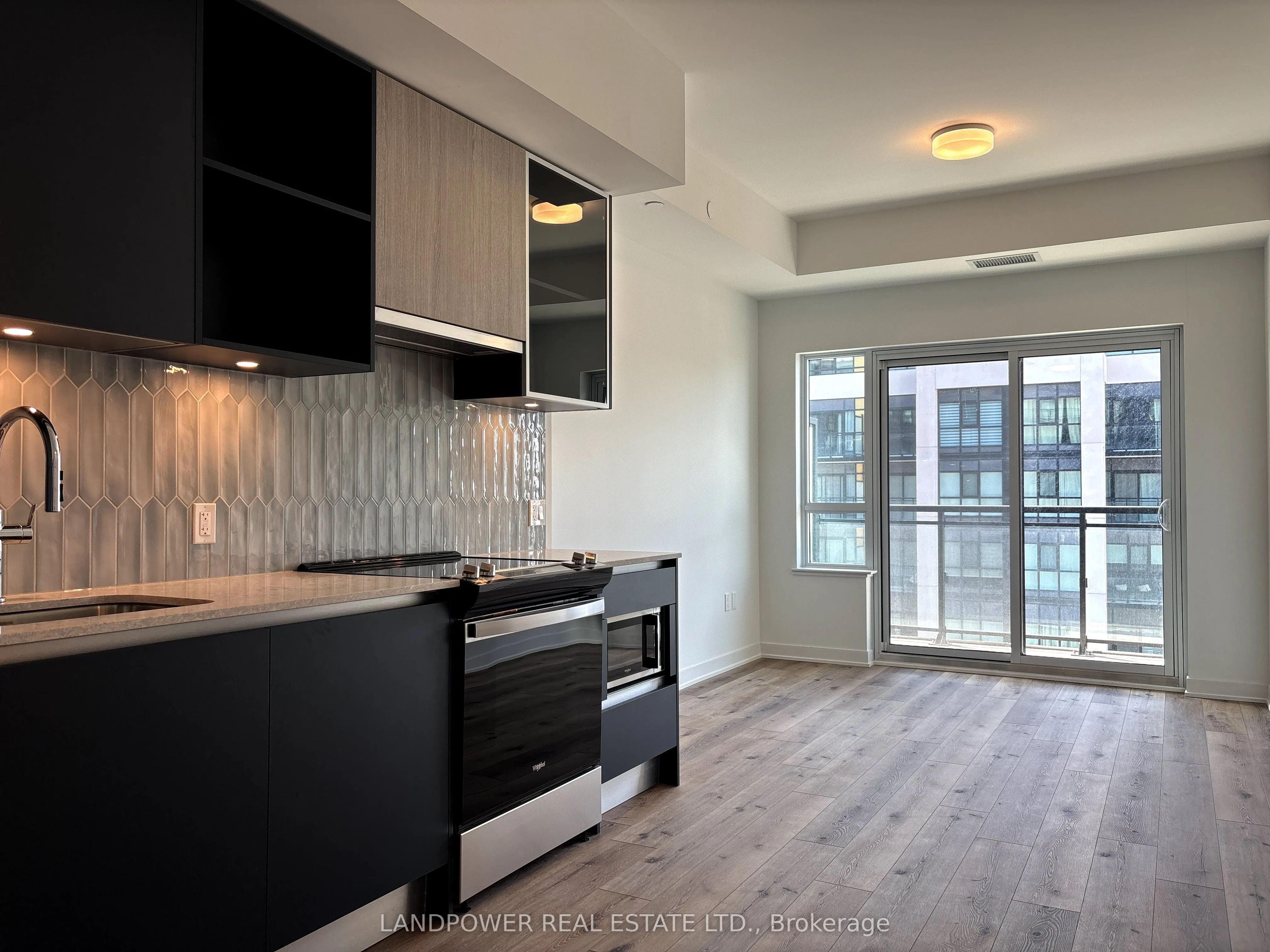 395 Dundas Street W, #725
