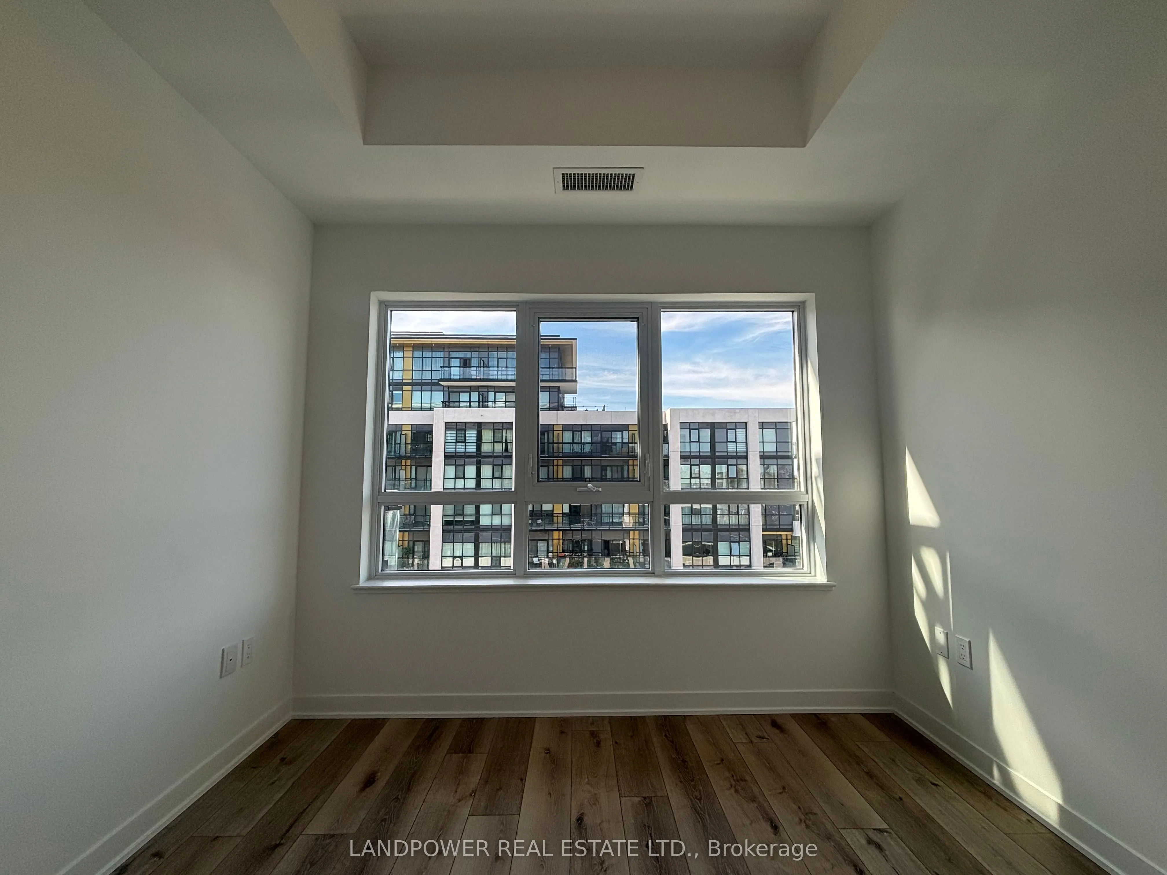 395 Dundas Street W, #725