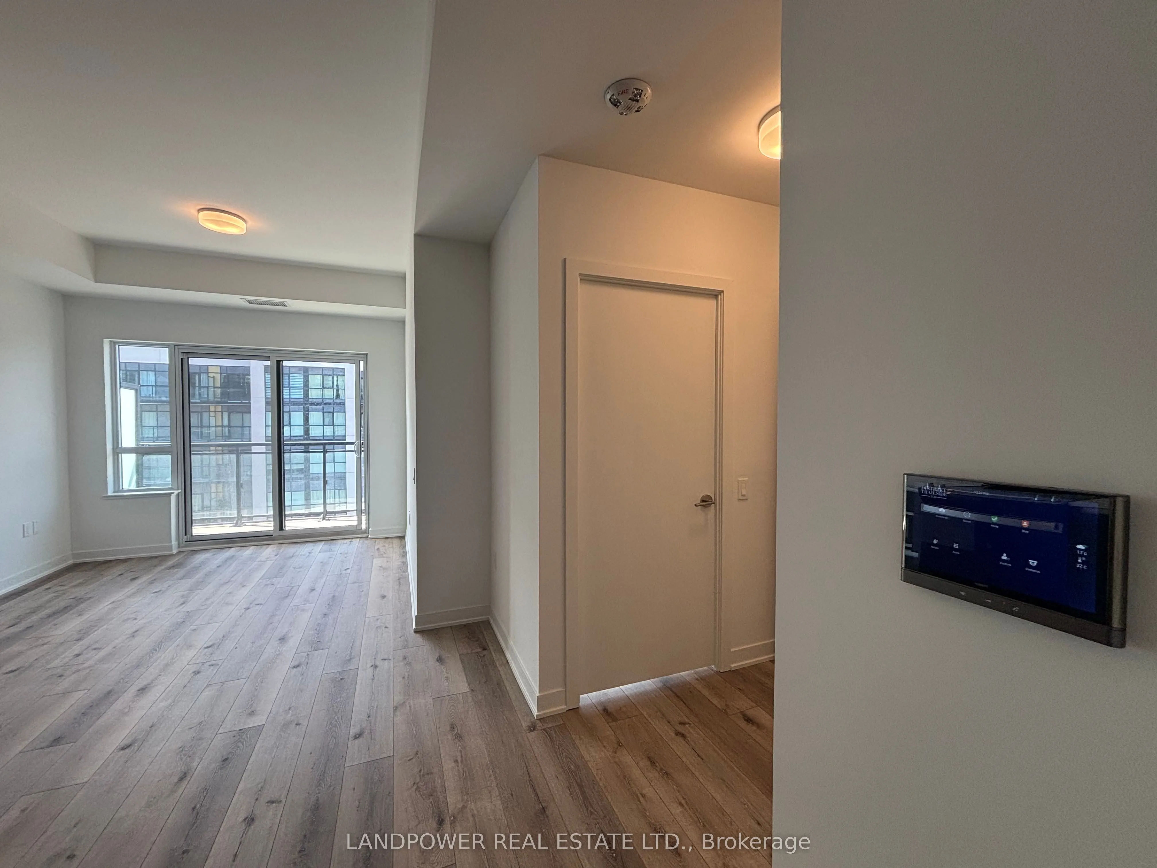 395 Dundas Street W, #725