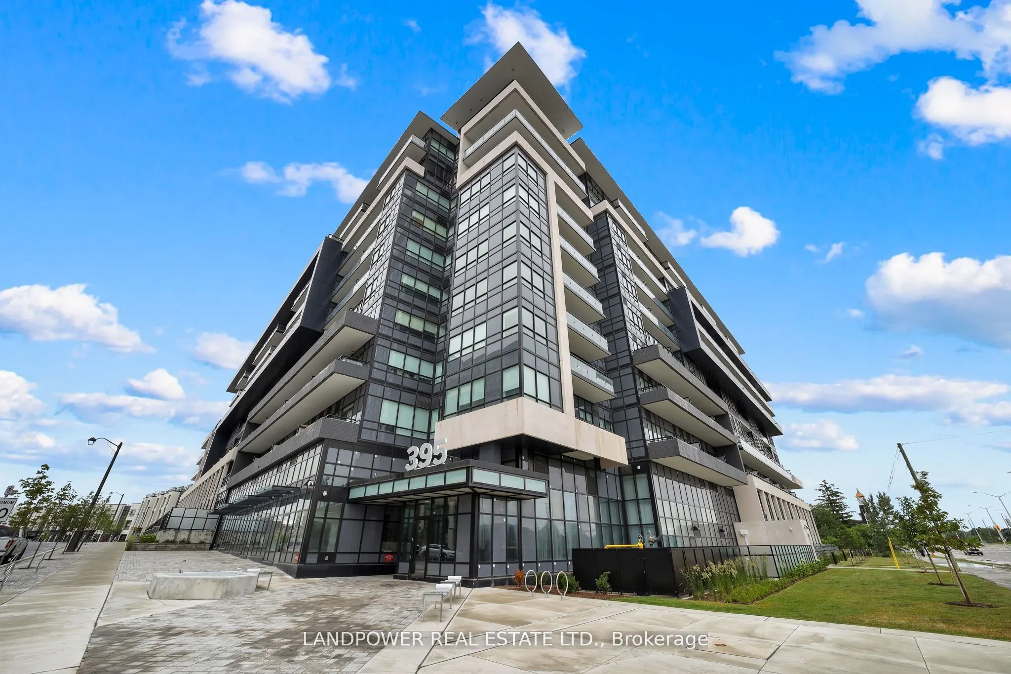 395 Dundas Street W, #725