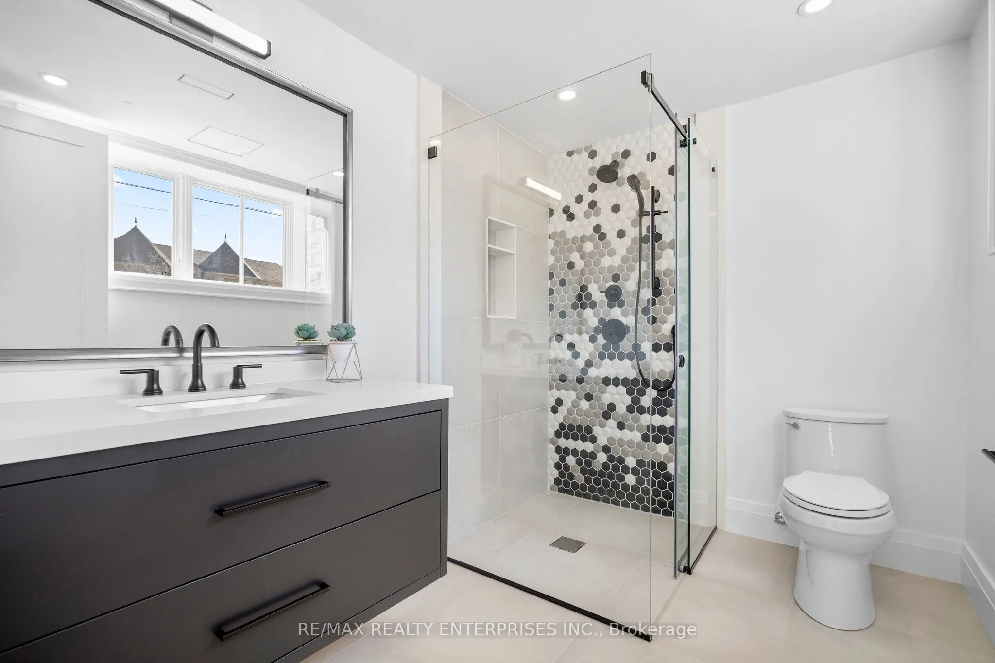 1322 Minaki Road