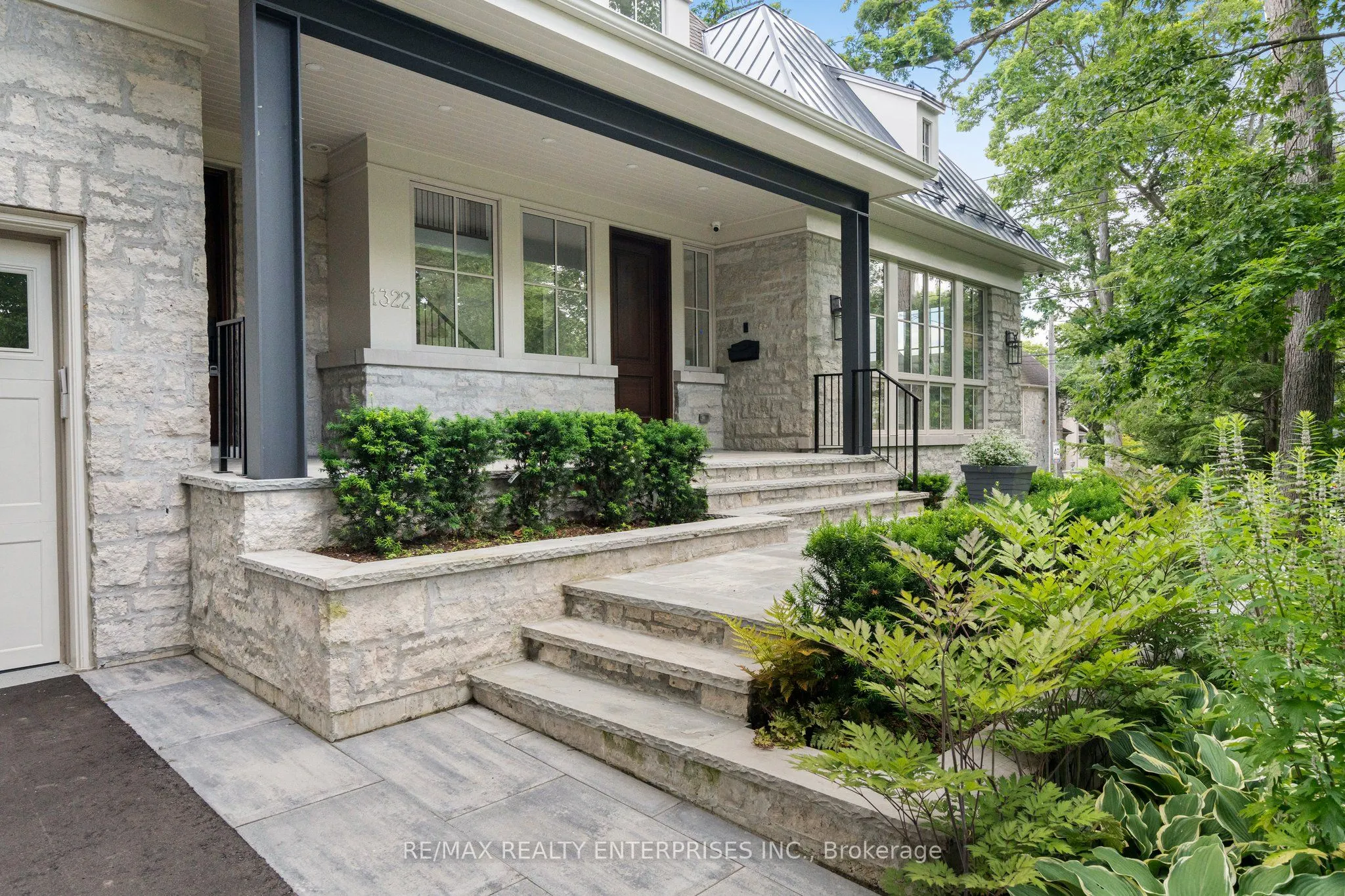 1322 Minaki Road
