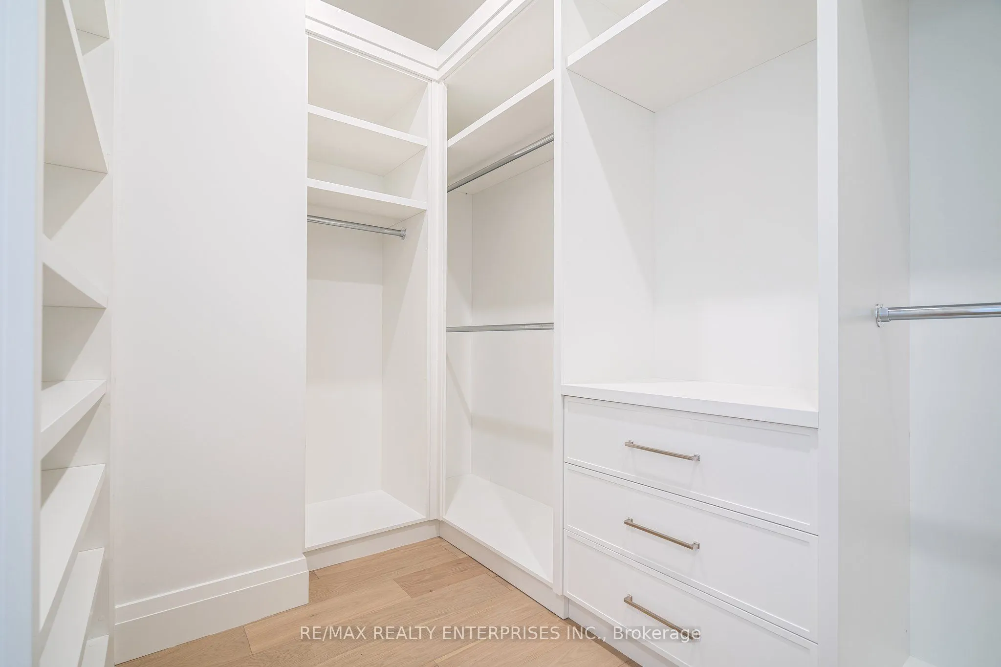 1322 Minaki Road