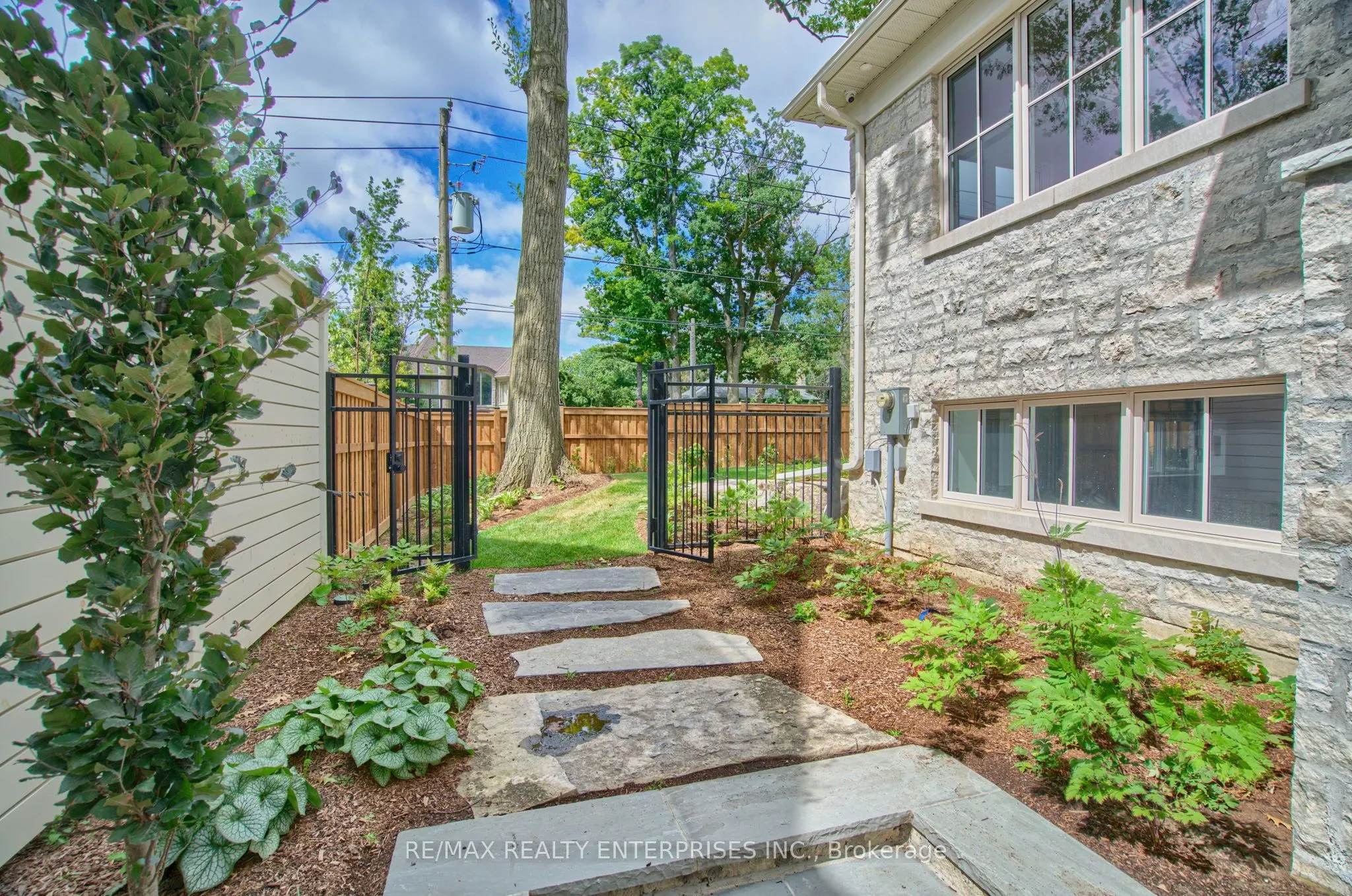 1322 Minaki Road