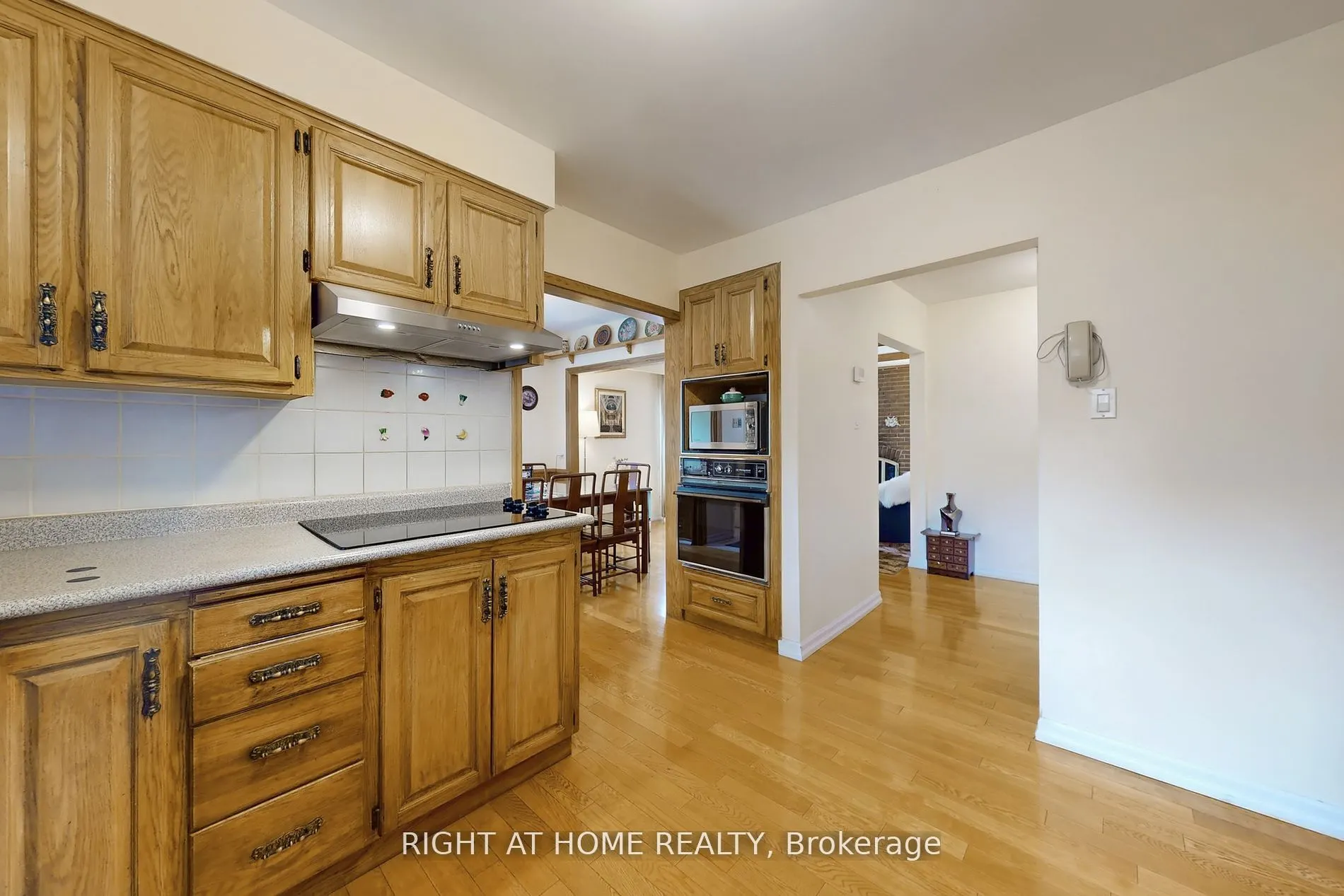 1924 Steepbank Crescent
