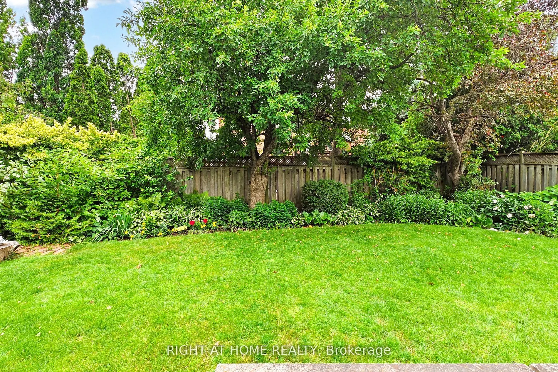 1924 Steepbank Crescent