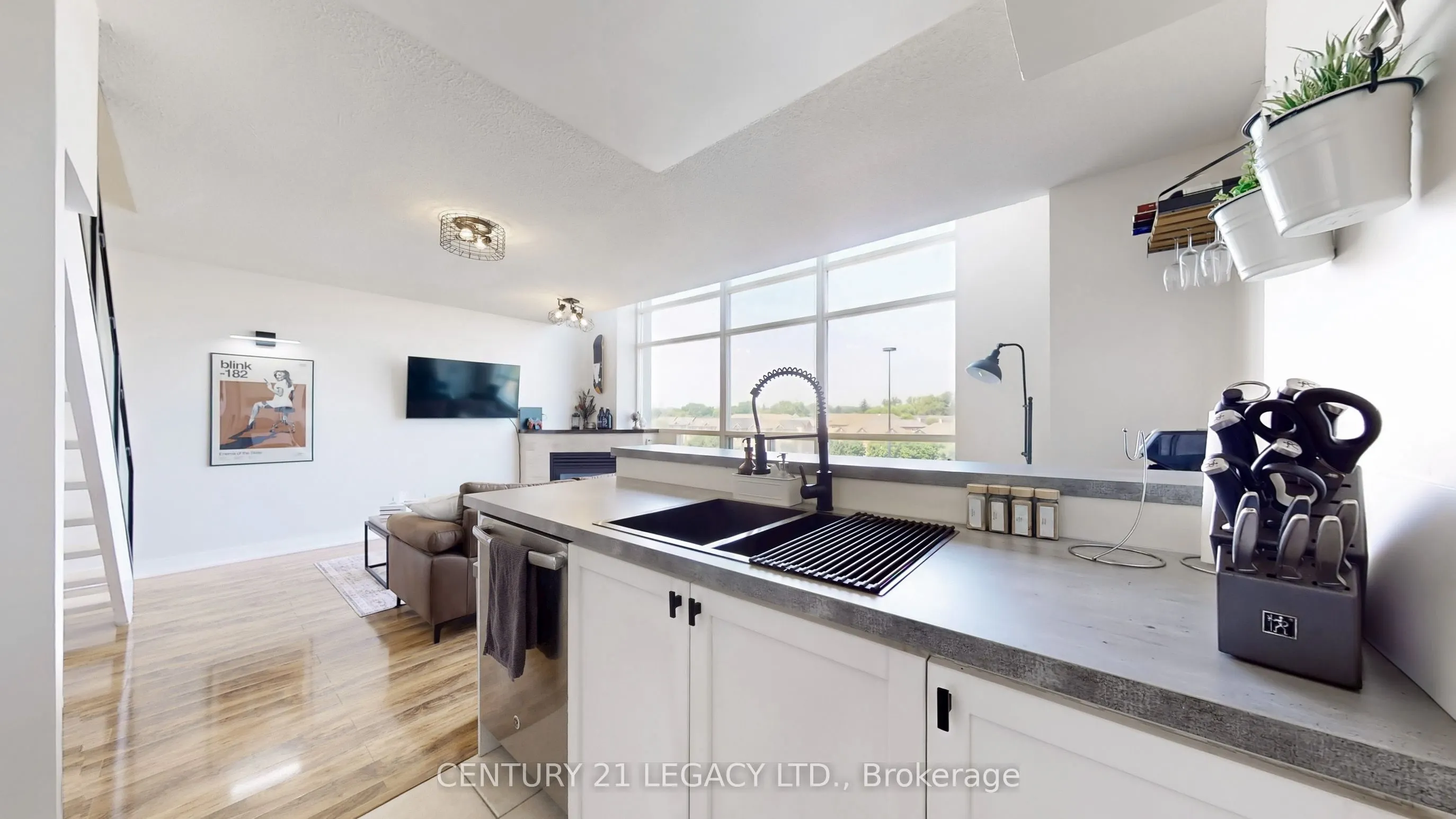 200 Manitoba Street, #433