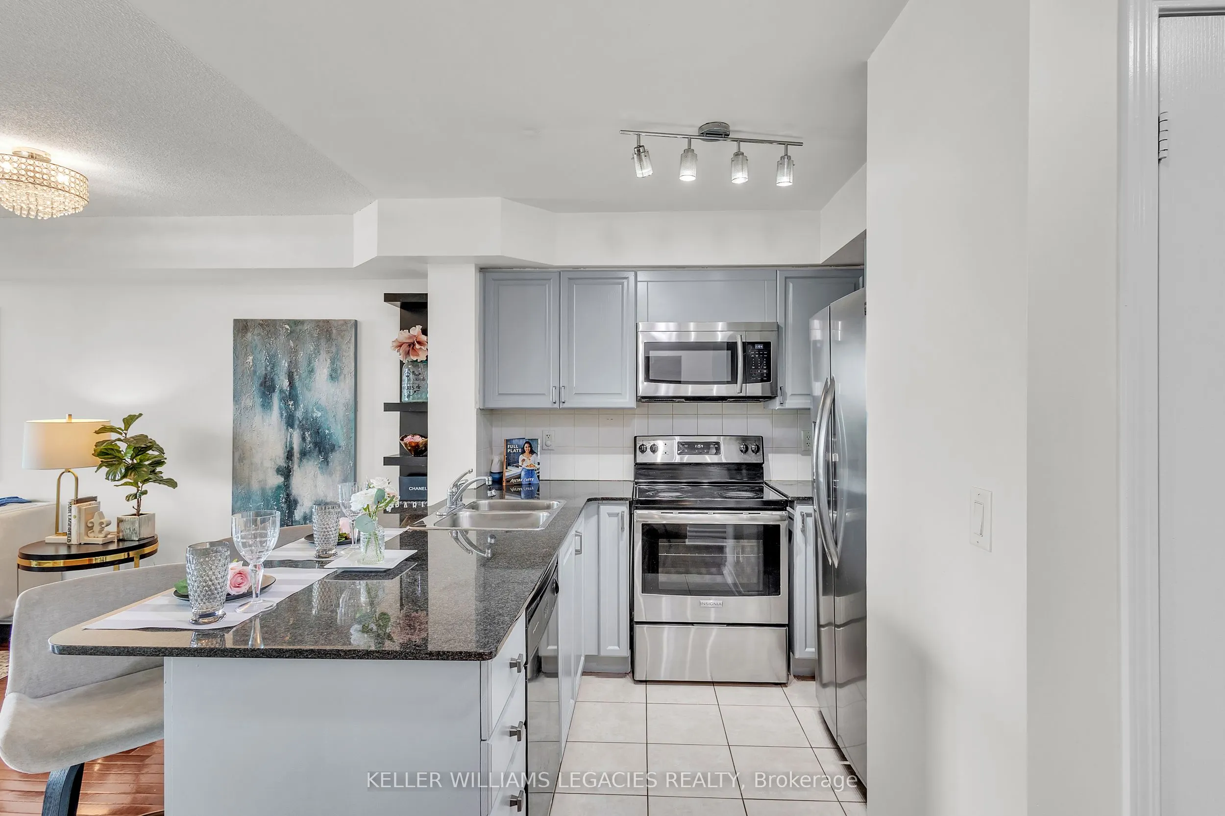 33 Elm Drive W, #2013