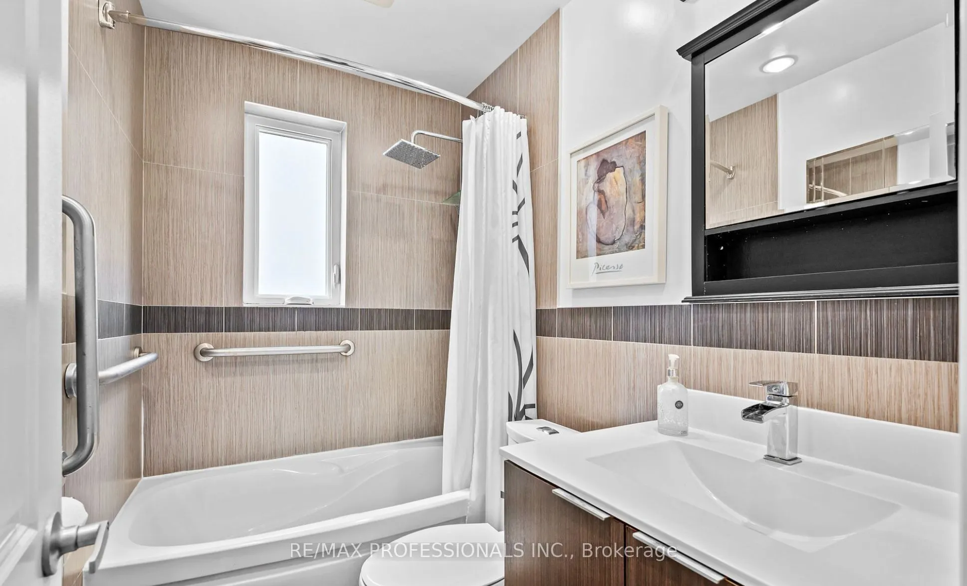 27 Stock Avenue, #Upper
