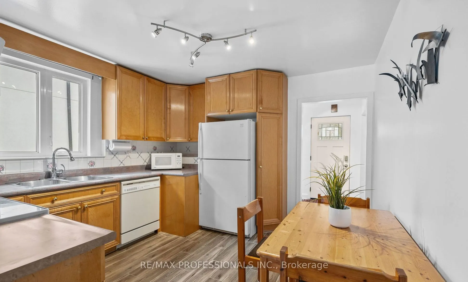 27 Stock Avenue, #Upper