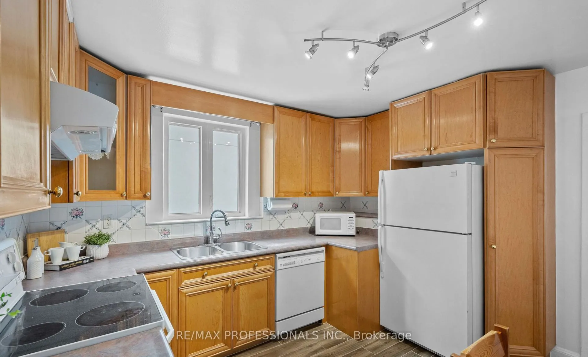 27 Stock Avenue, #Upper