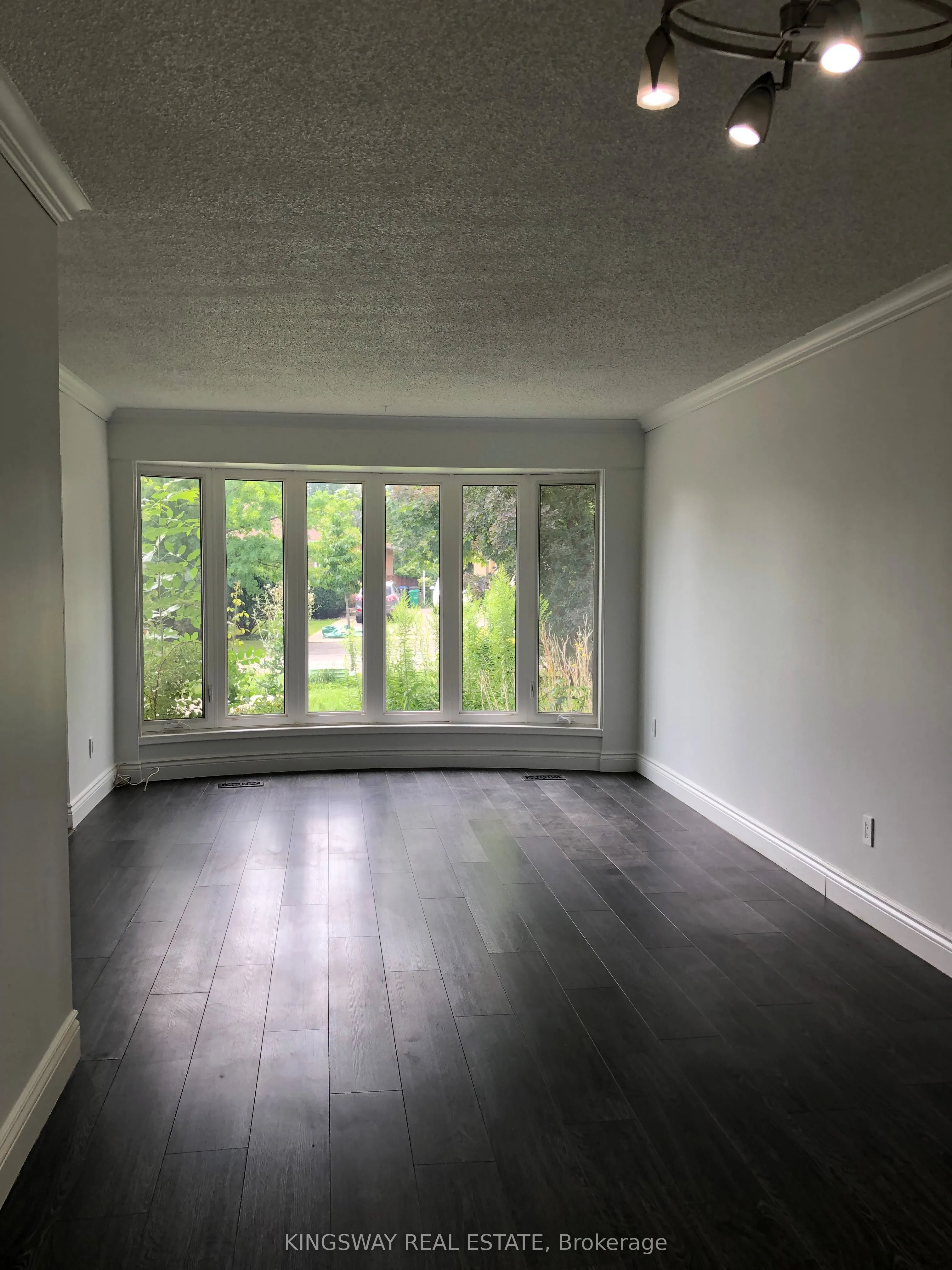 1489 Sandgate Crescent