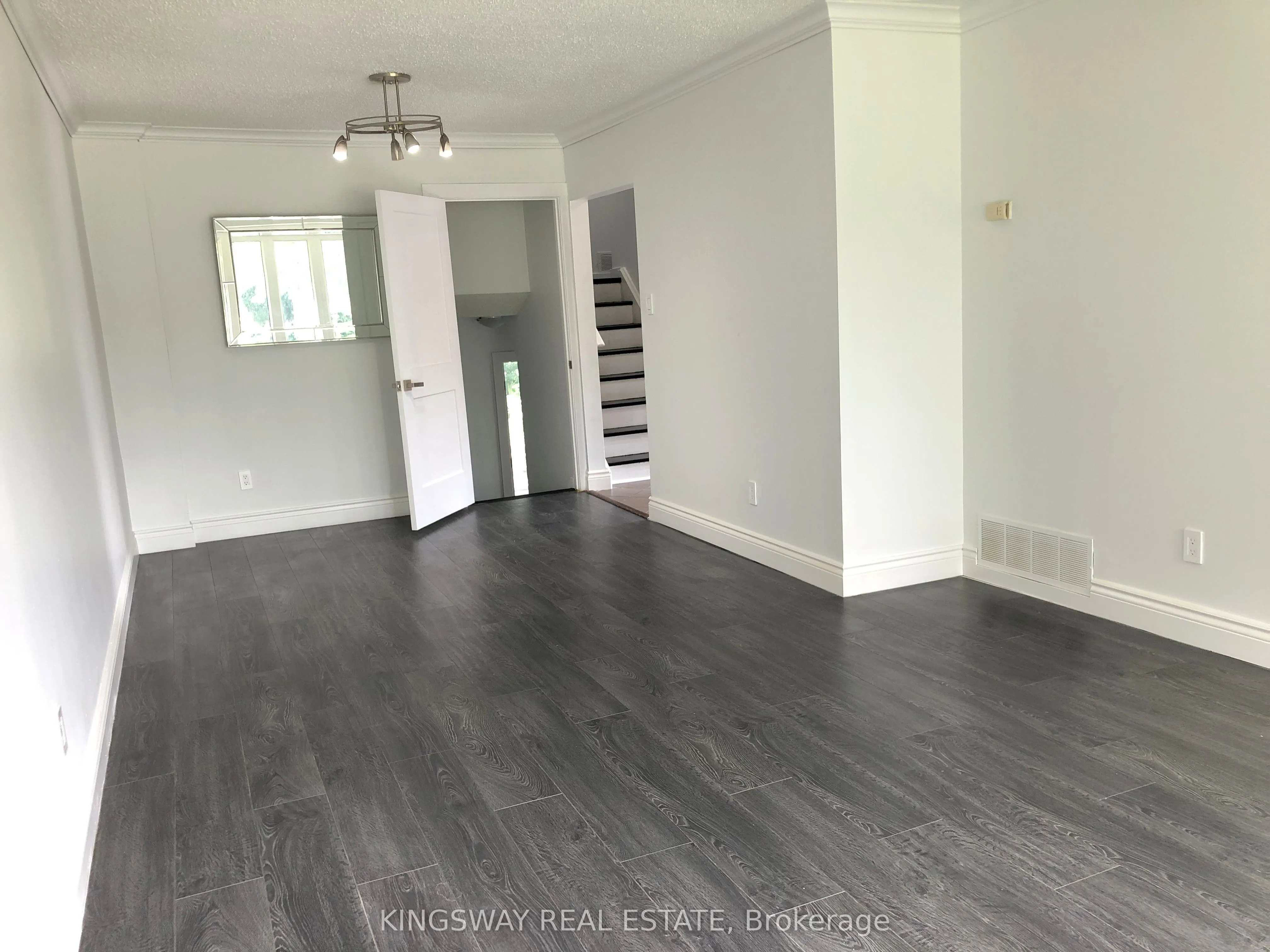 1489 Sandgate Crescent