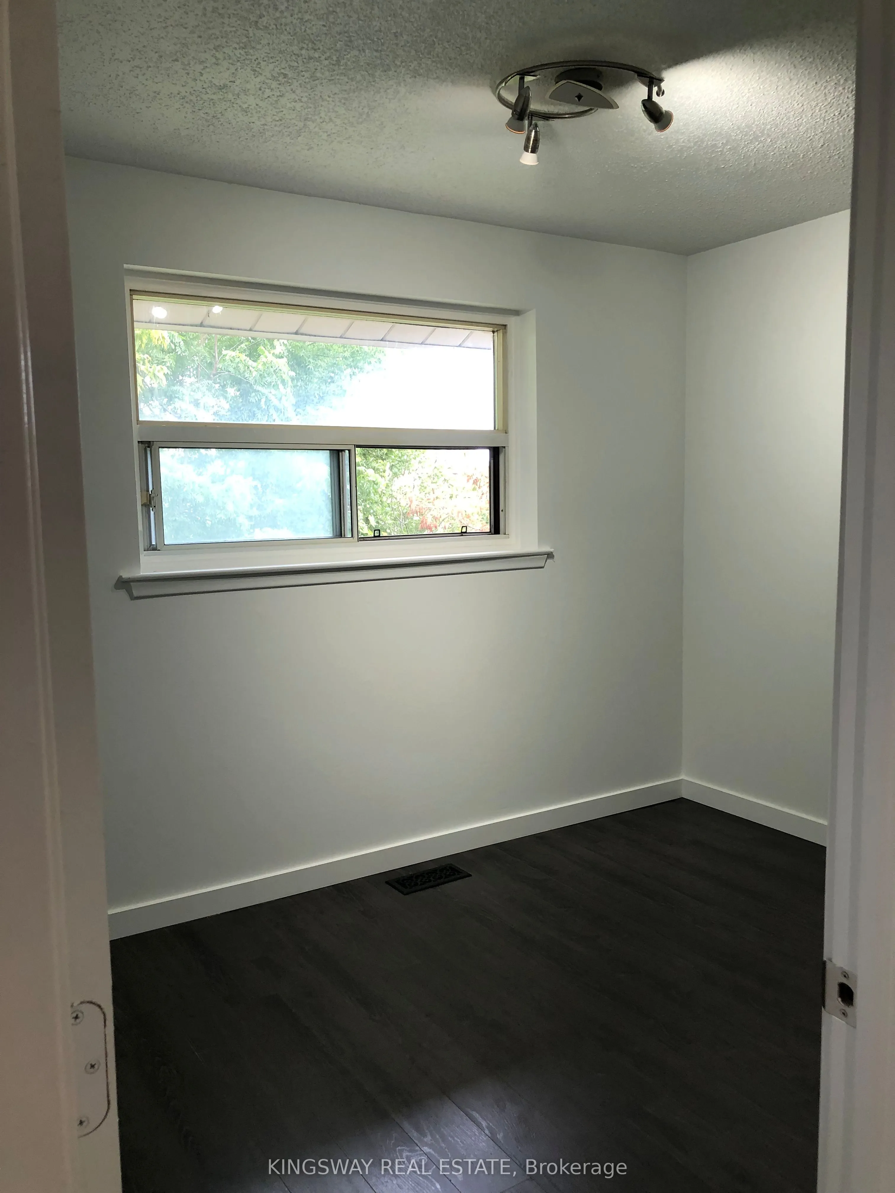 1489 Sandgate Crescent