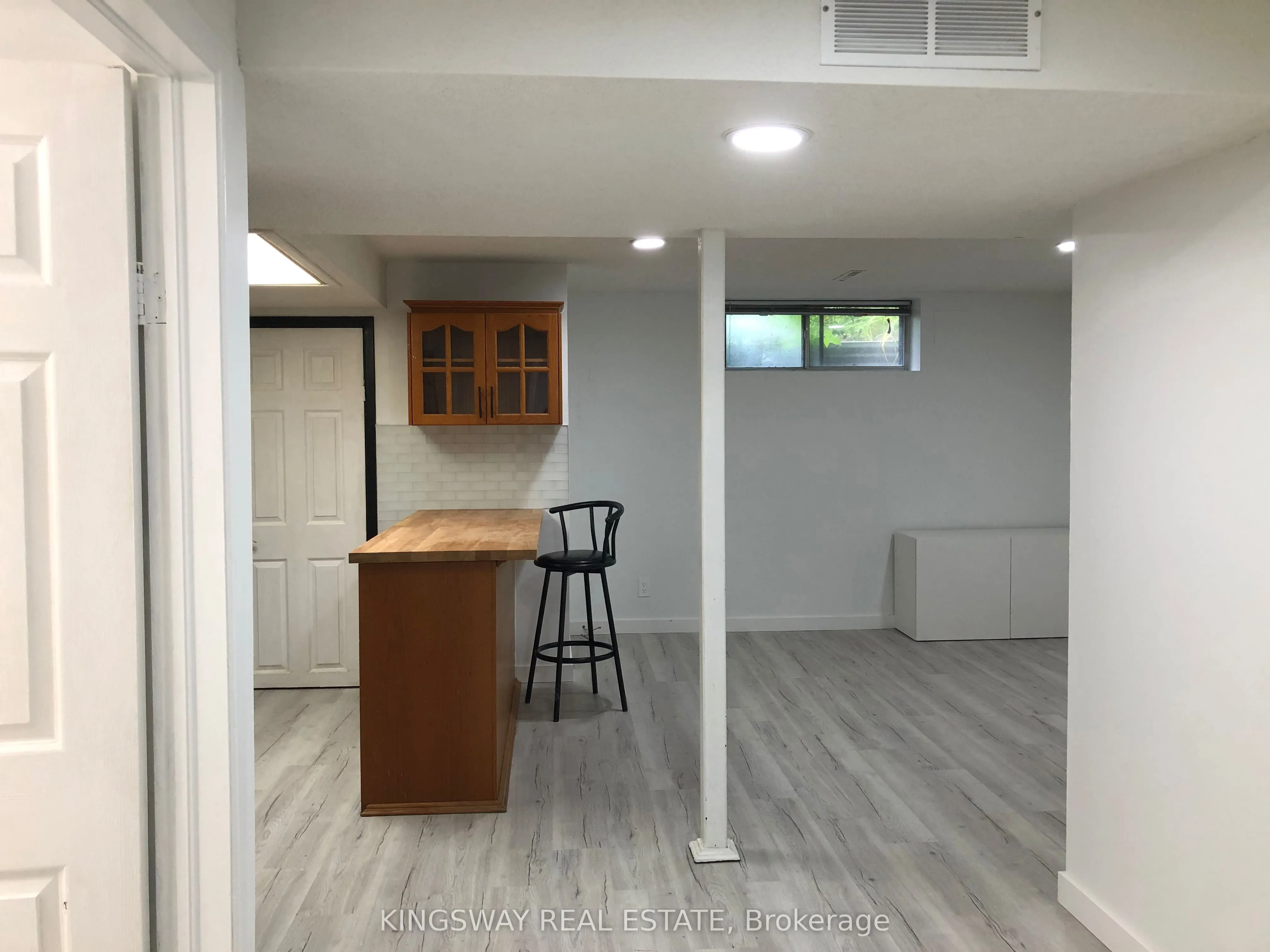 1489 Sandgate Crescent