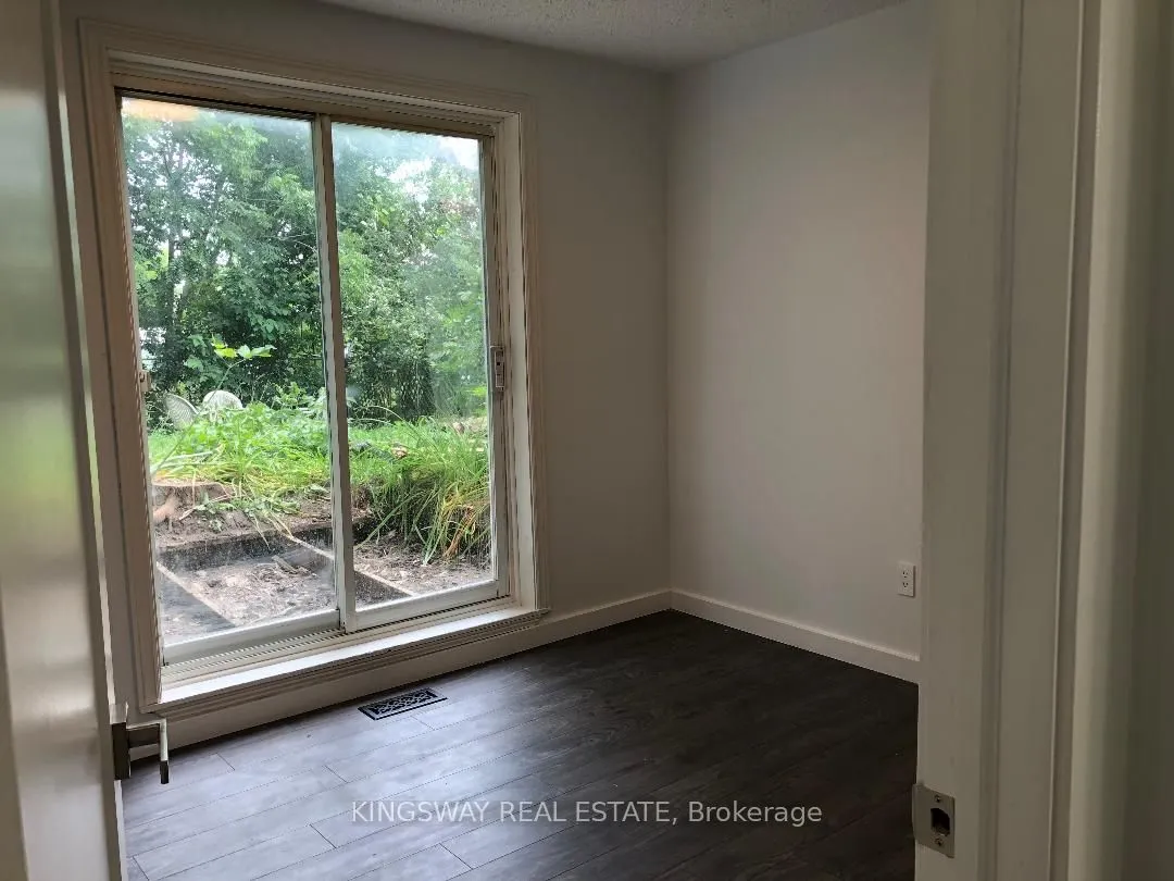 1489 Sandgate Crescent