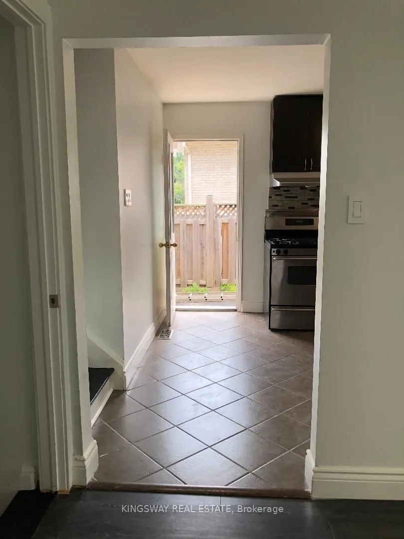 1489 Sandgate Crescent