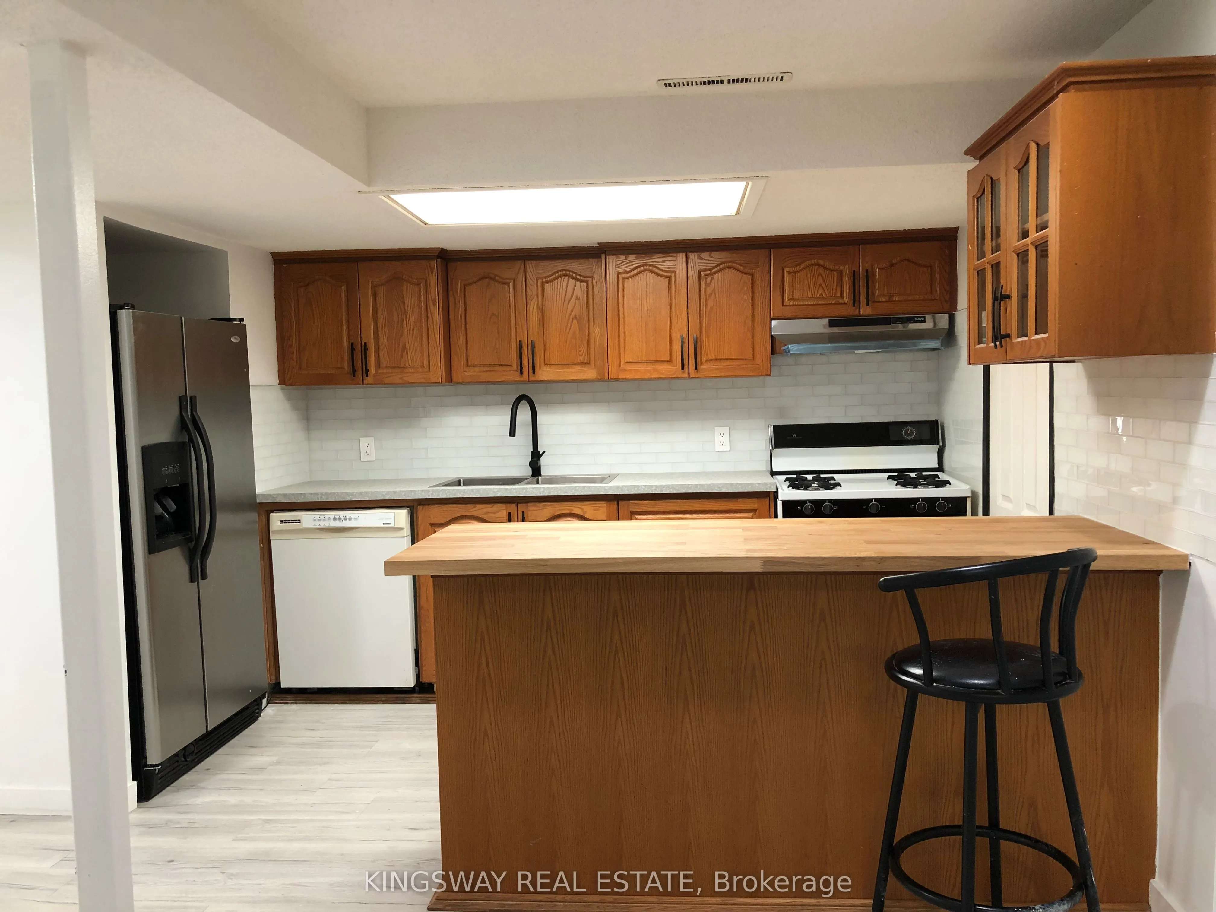 1489 Sandgate Crescent