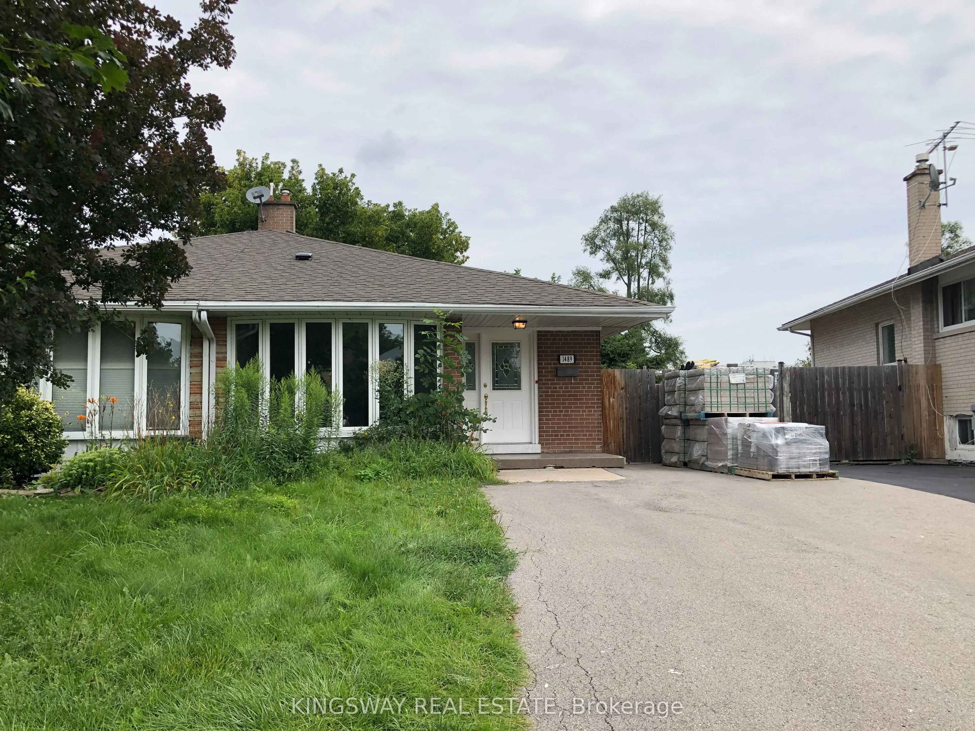 1489 Sandgate Crescent