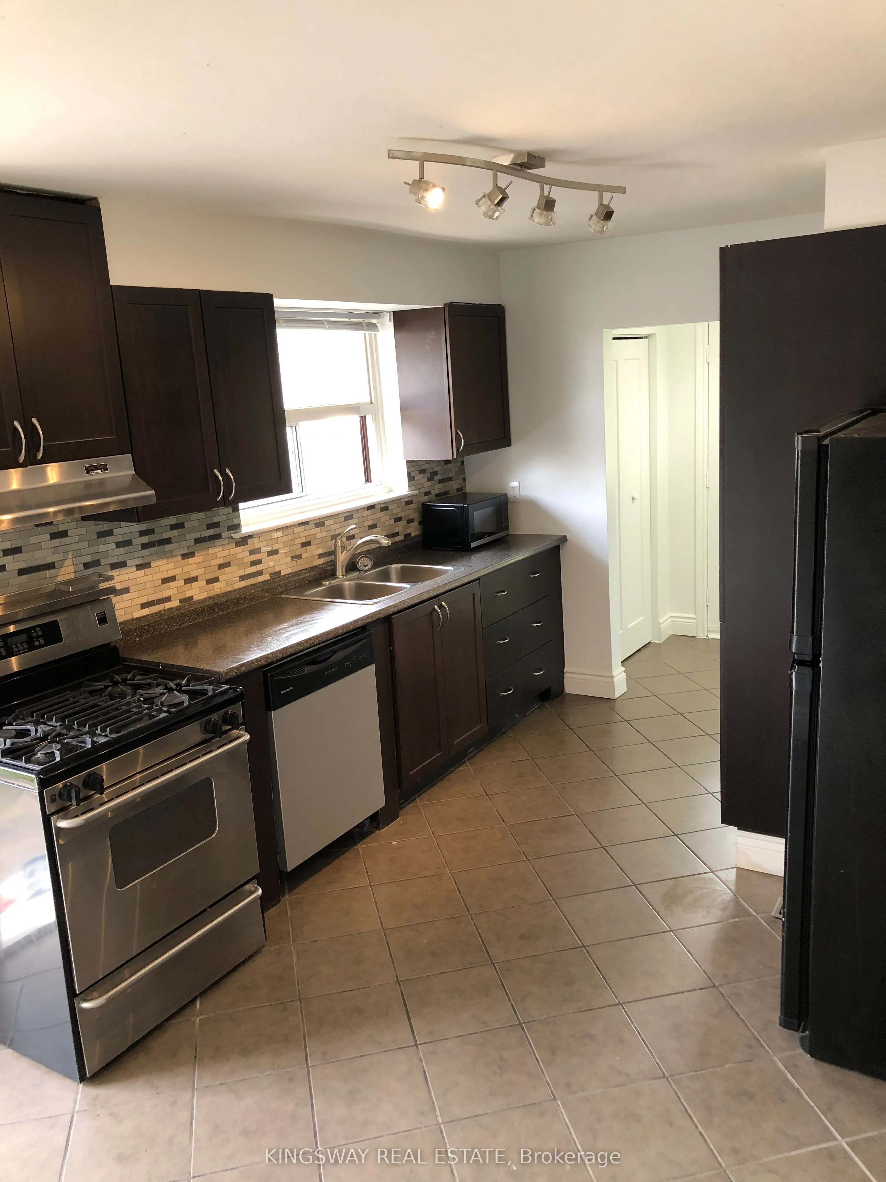 1489 Sandgate Crescent