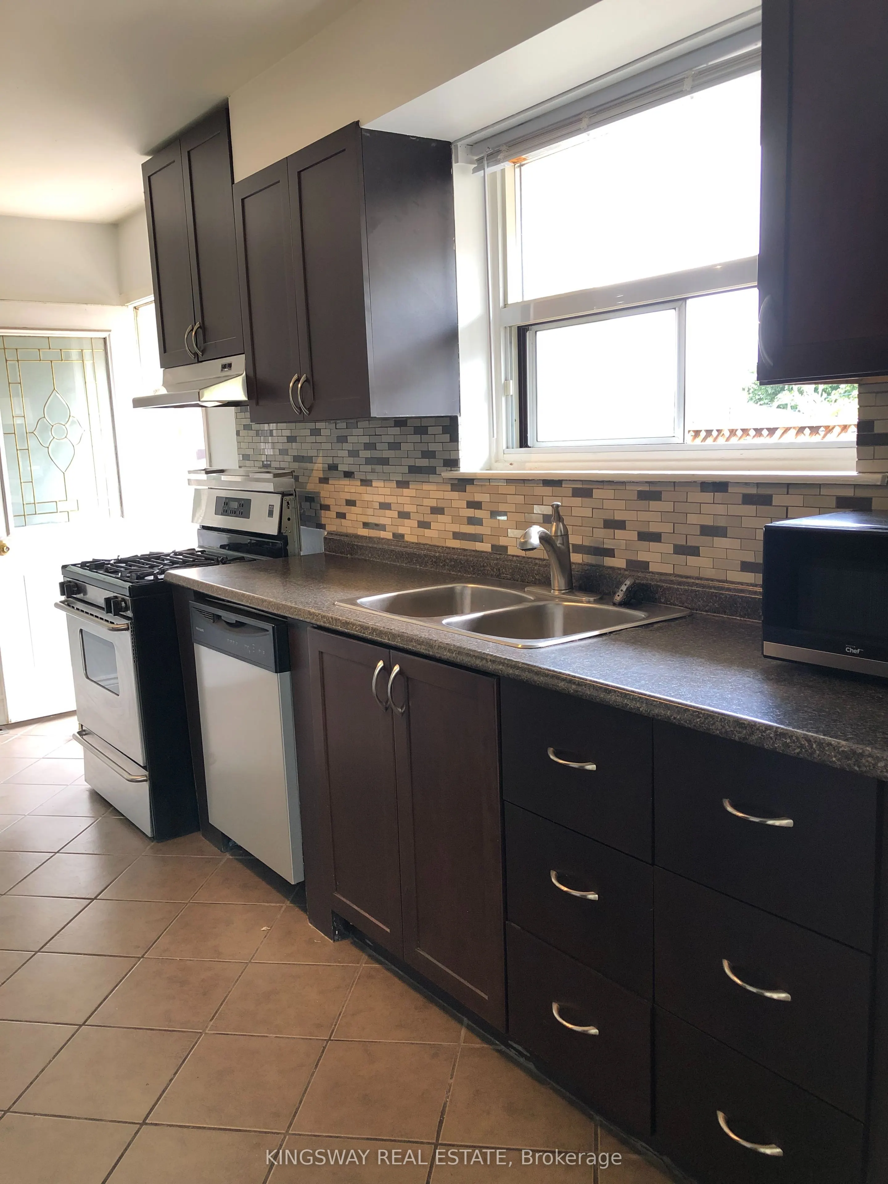 1489 Sandgate Crescent