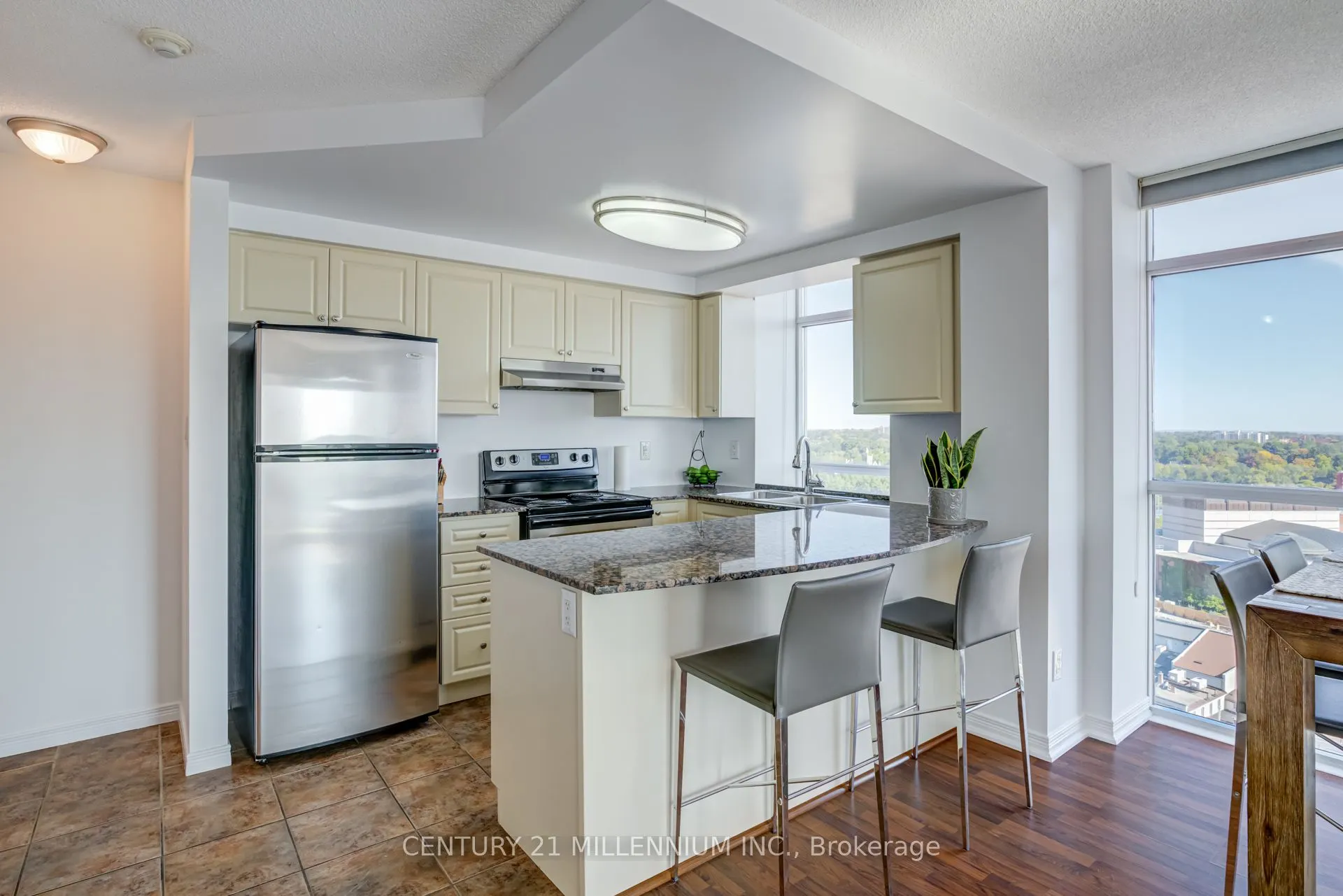 9 George Street N, #1505