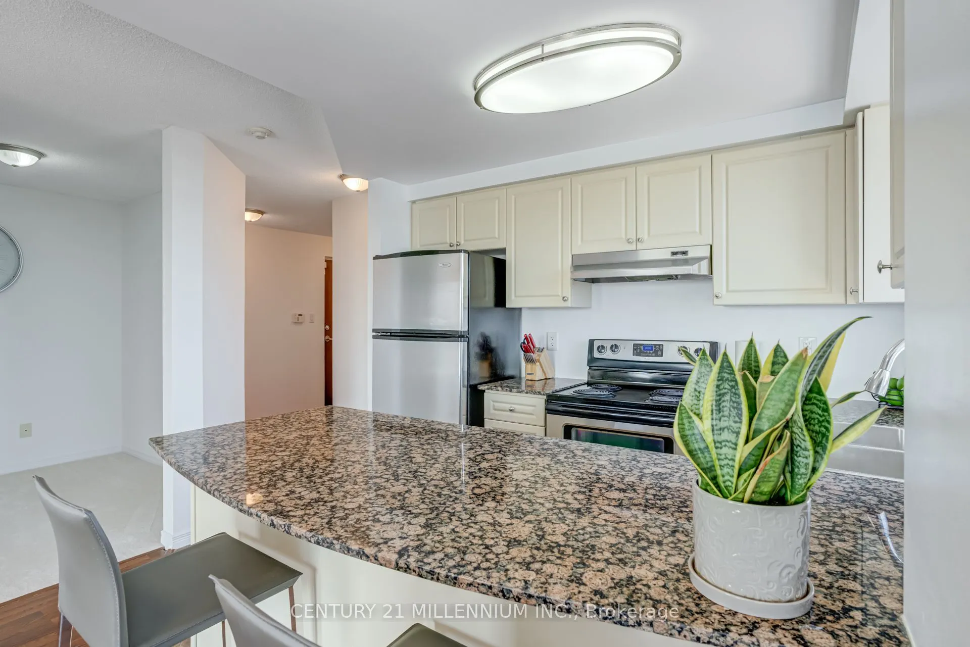 9 George Street N, #1505