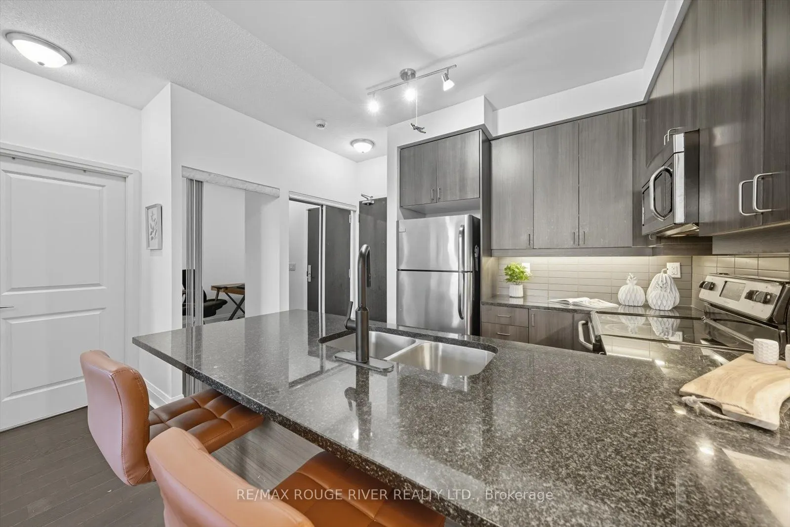 1185 The Queensway Avenue, #213