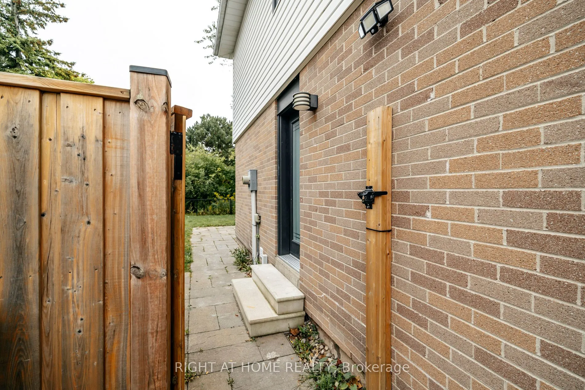 2668 Hollington Crescent, #Lower