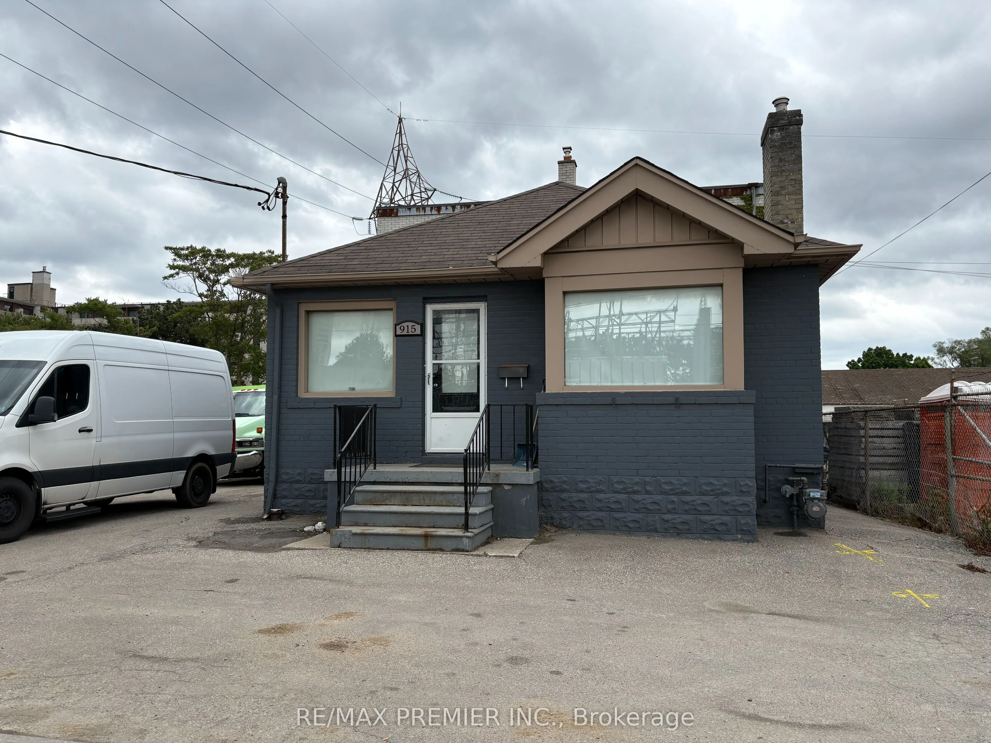 915 Roselawn Avenue