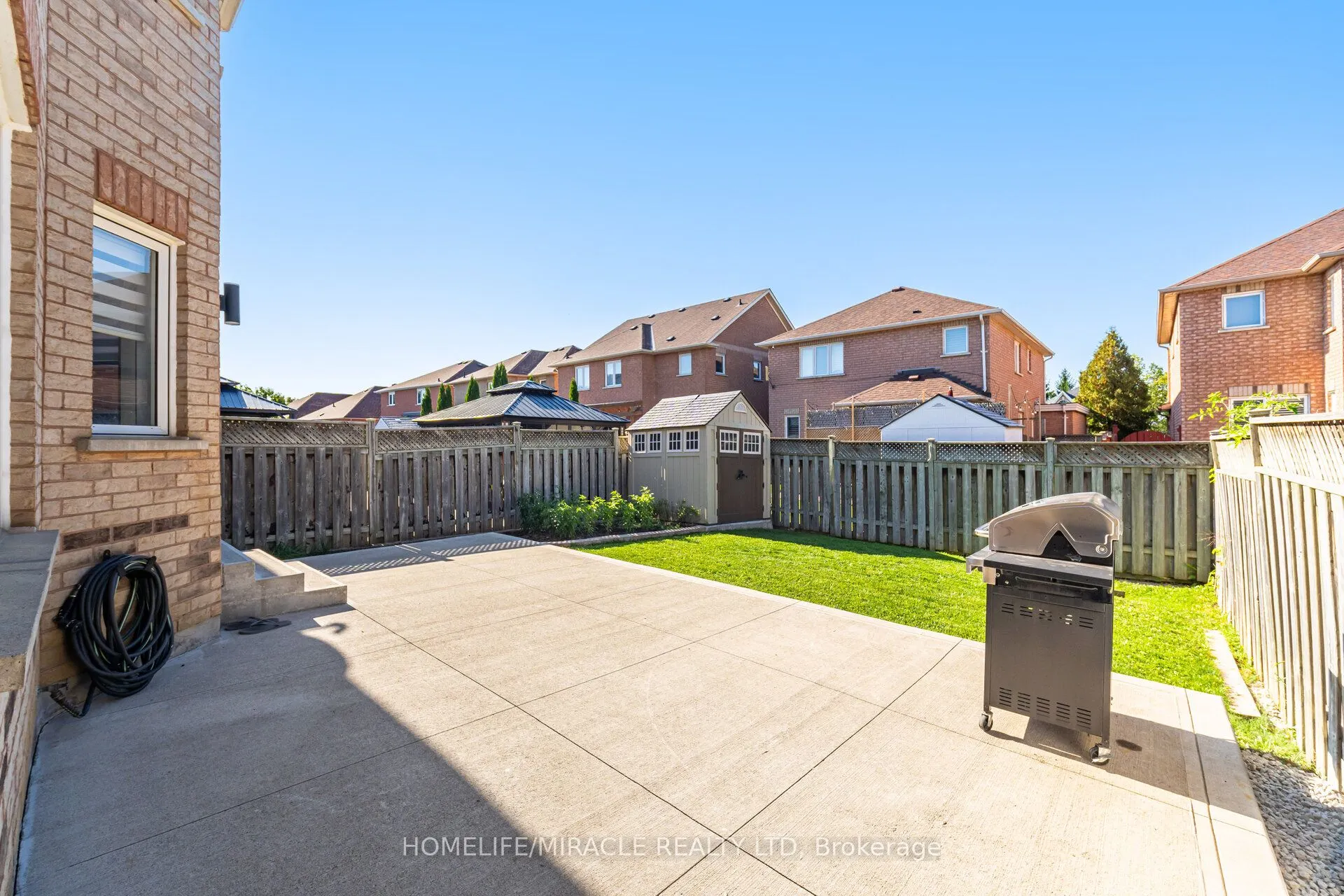 8 Twin Pines Crescent