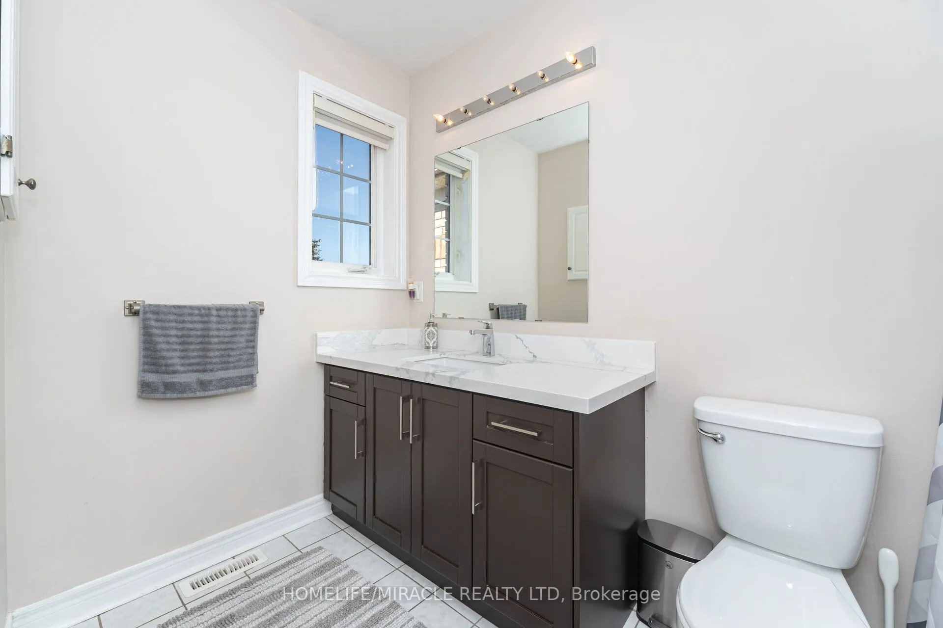 8 Twin Pines Crescent