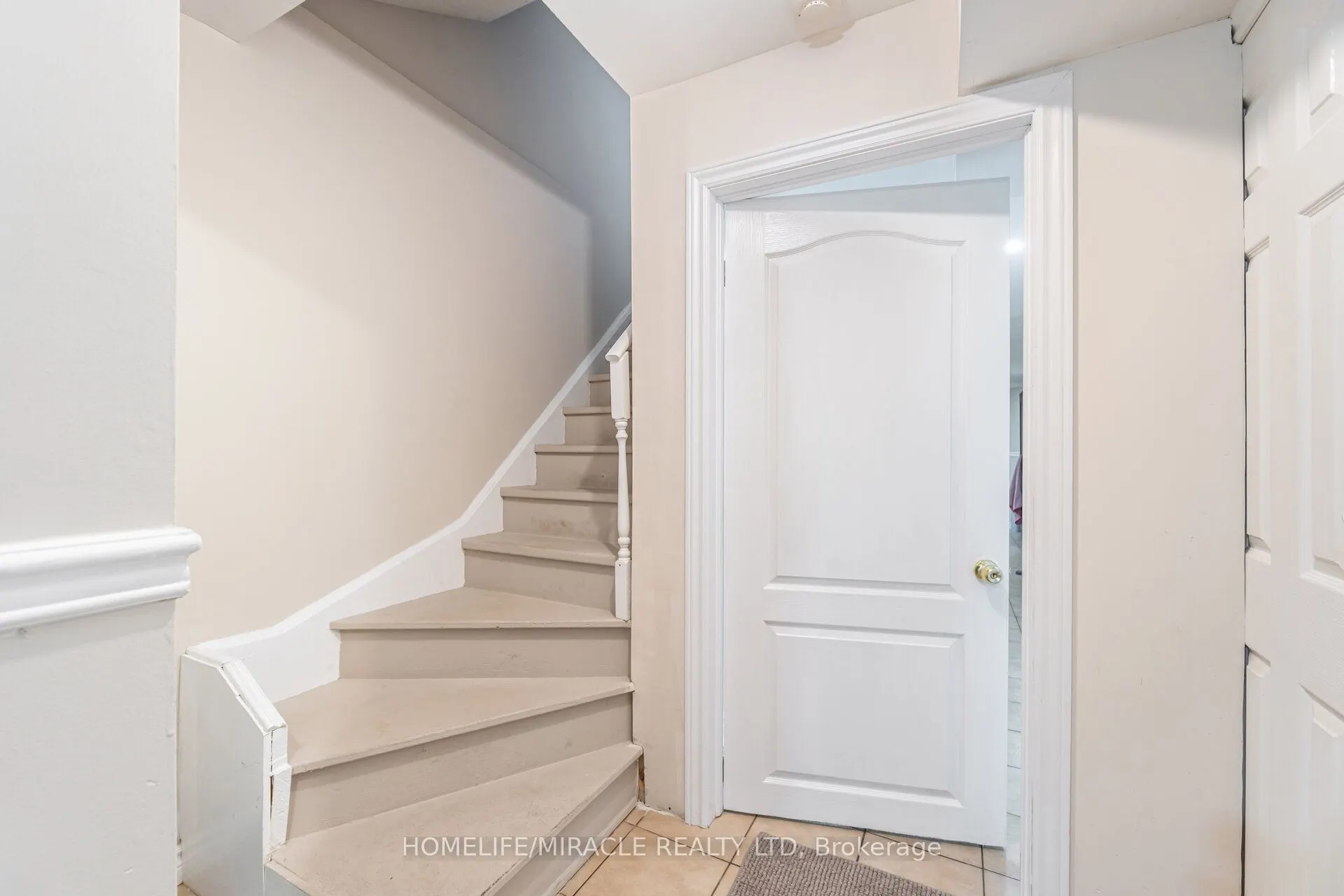 8 Twin Pines Crescent